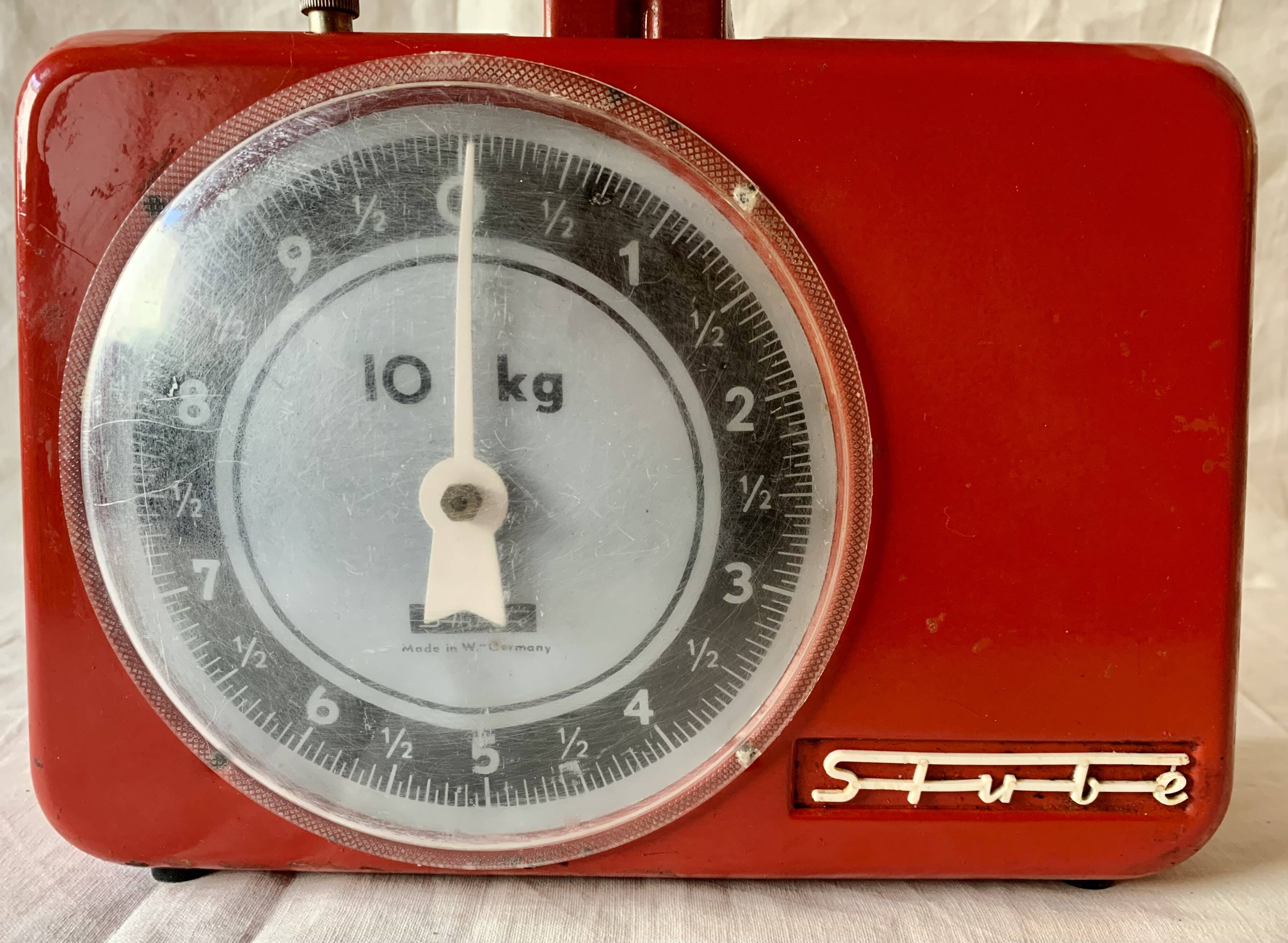Stube vintage red lacquered metal kitchen scale - force 10