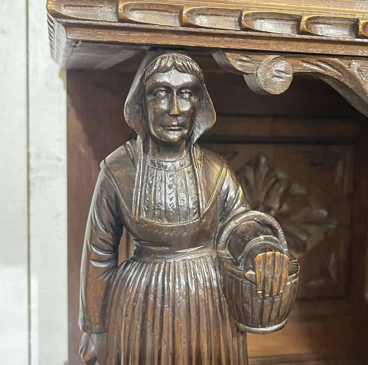 Buffet Breton 2 corps début XXème en châtaignier richement sculpté