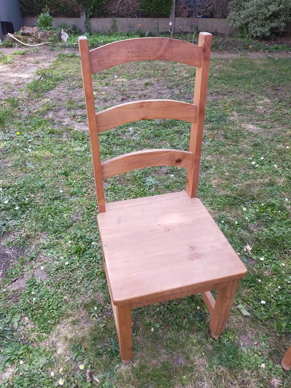 Table avec ses 4 chaises en pin massif