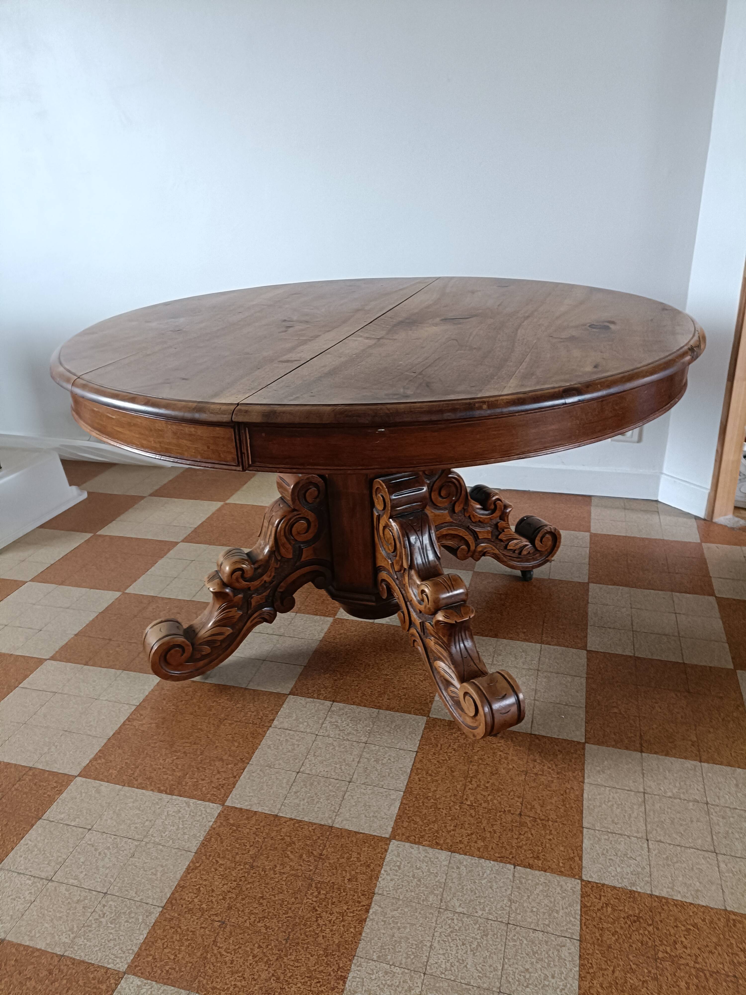 Oval dining room table early xxth walnut