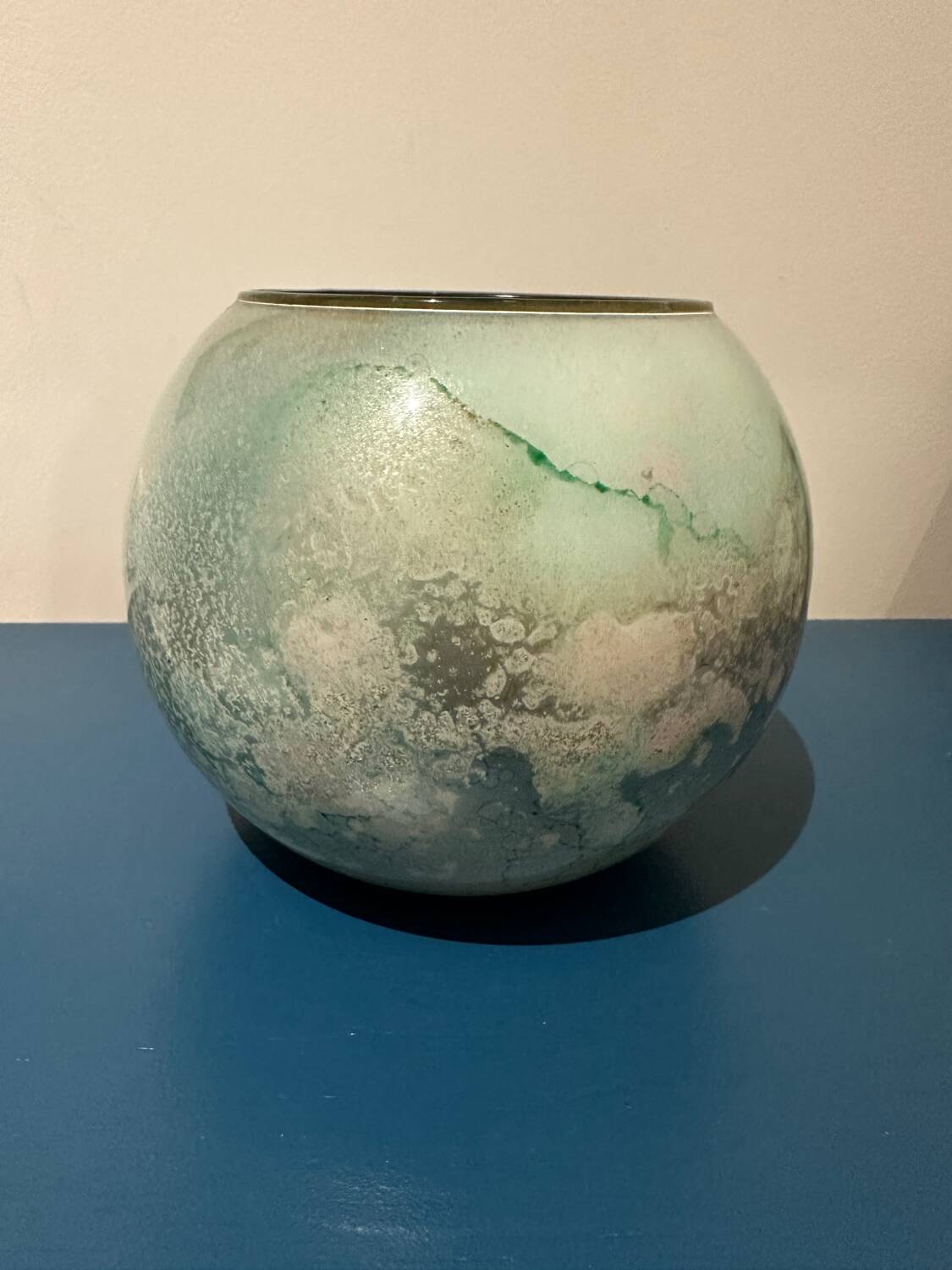 Vase boule en verre laqué Jean-Noel Bouillet