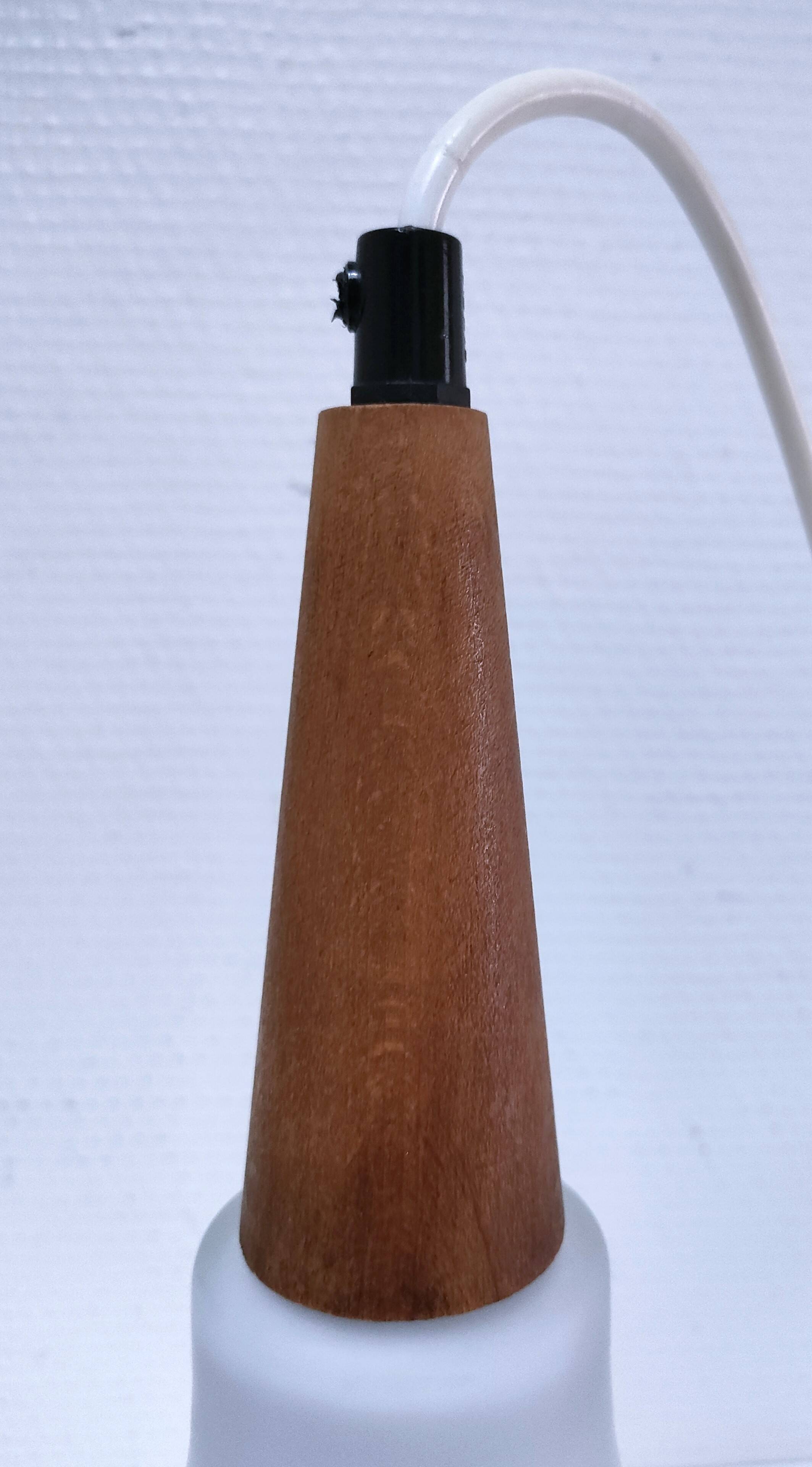 Suspension verre opalin et bois design années 70