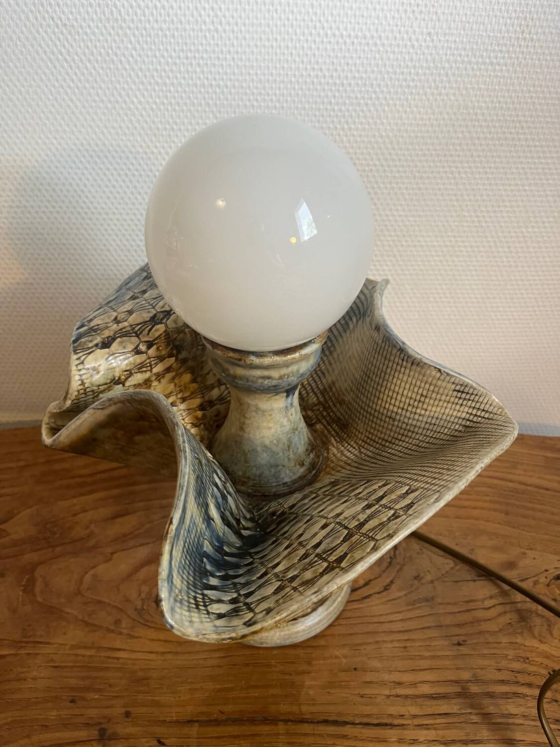 Ceramic lamp with opaline globe