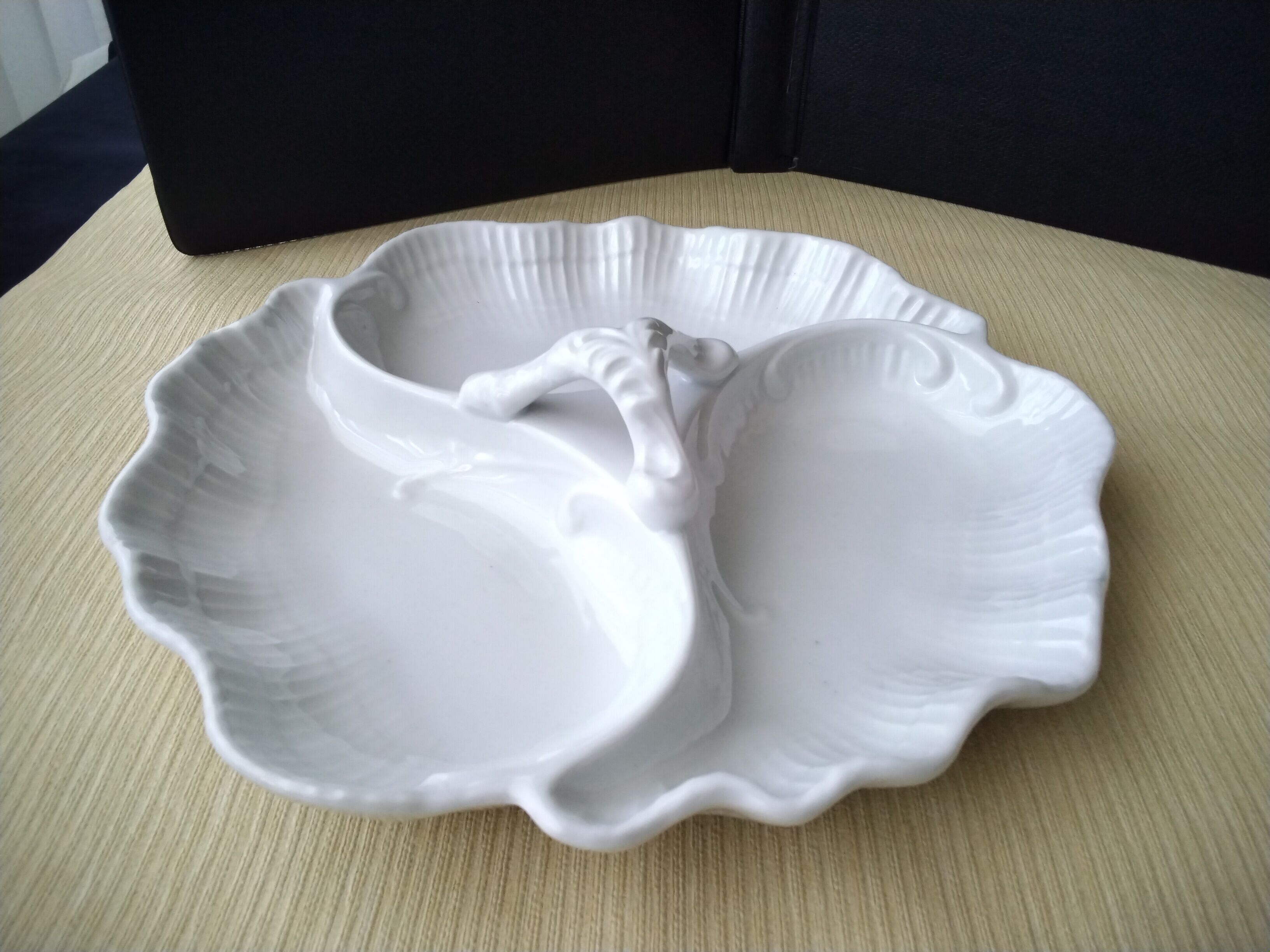 Plat à 3 compartiments en porcelaine blanche