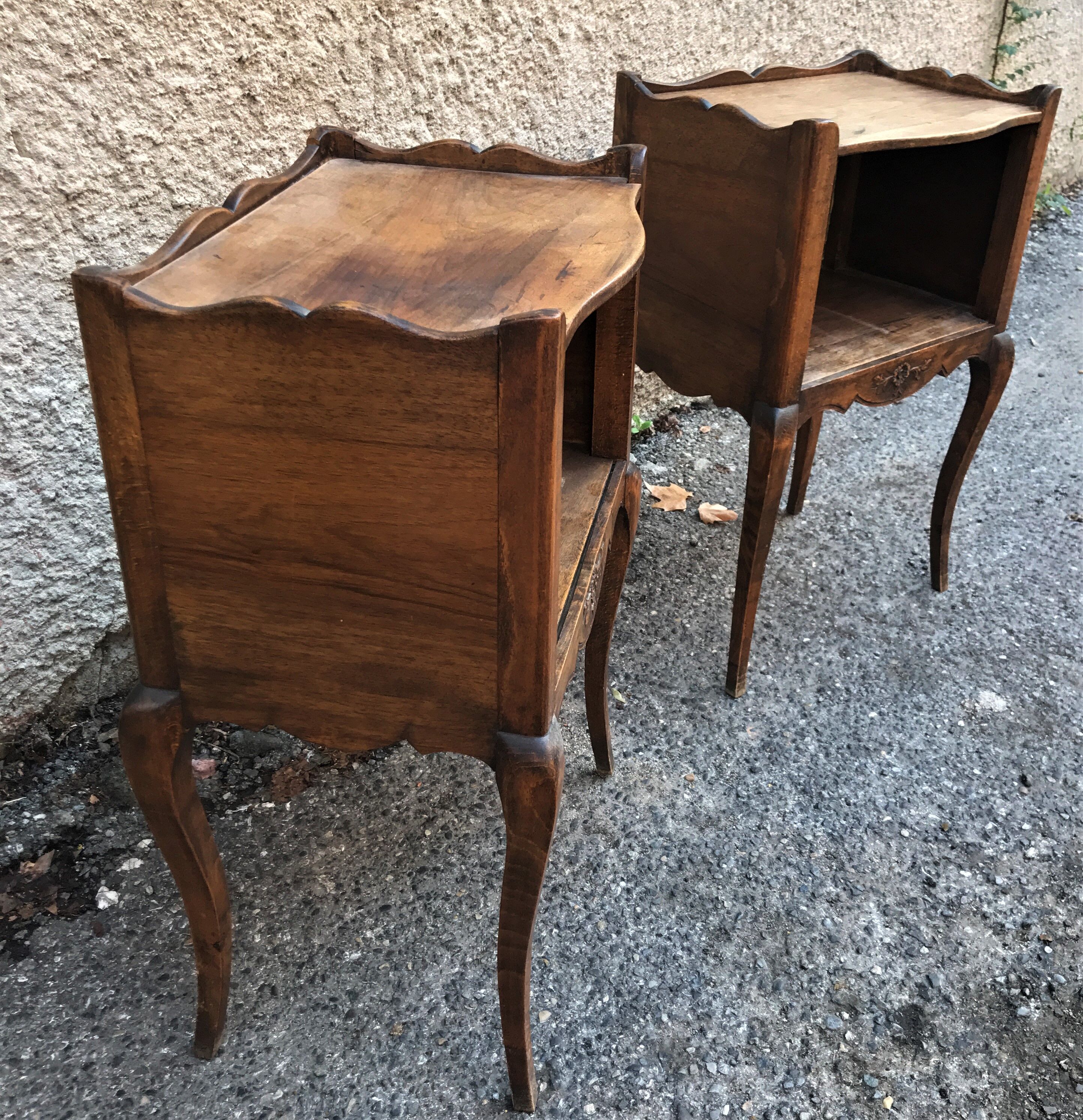 Paire de tables de chevet style Louis XV