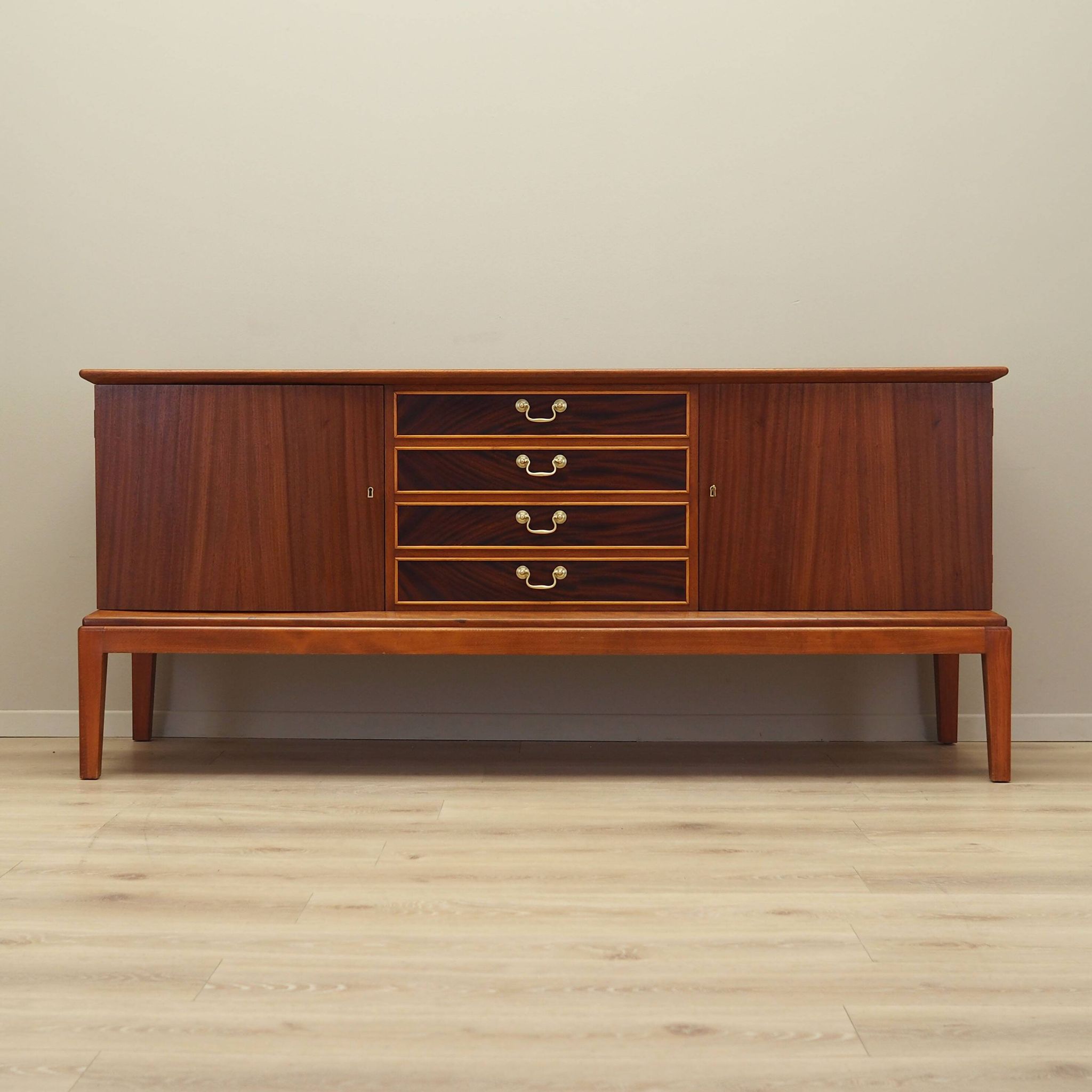 Enfilade en acajou, design danois, années 1970, production : Danemark