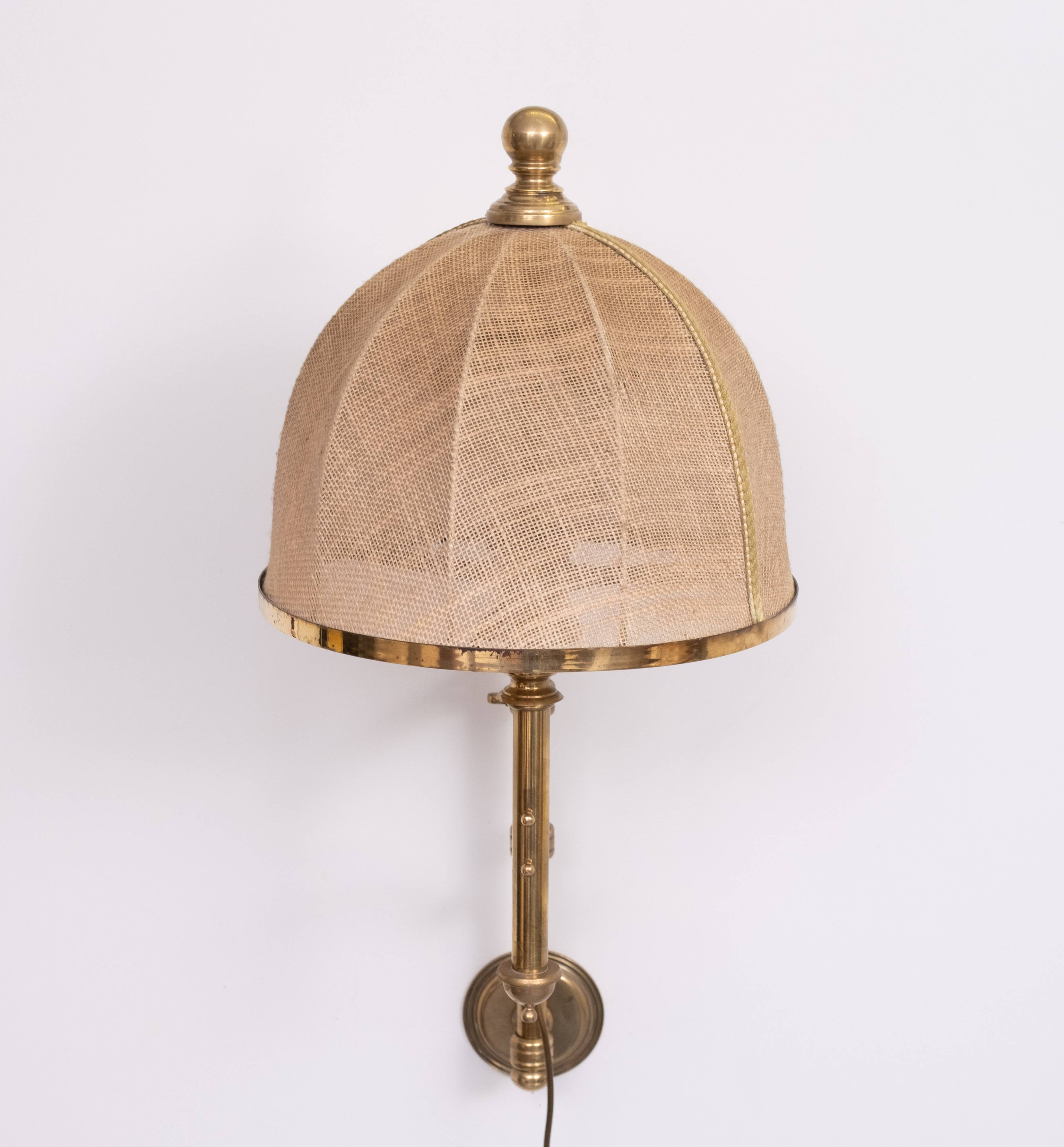 Applique murale à bras articulé en laiton réglable, abat-jour en toile de jute, Angleterre des années 1950