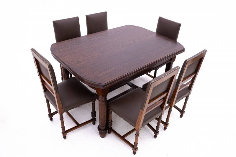 Antique table with 6 chairs from around 1880. After renovation.