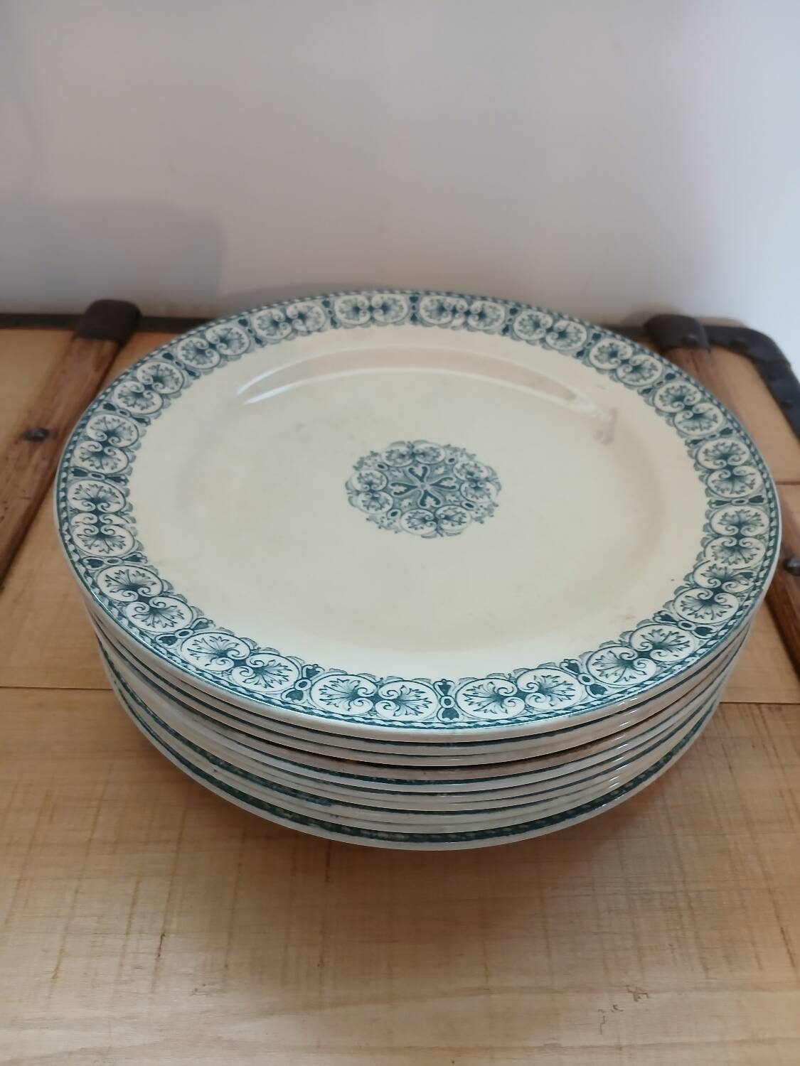 10 old flat plates Terre de fer