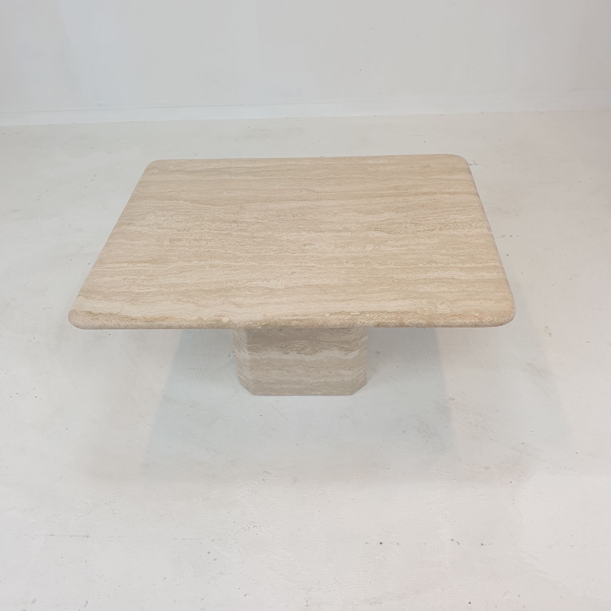 Table basse italienne en travertin, années 1980