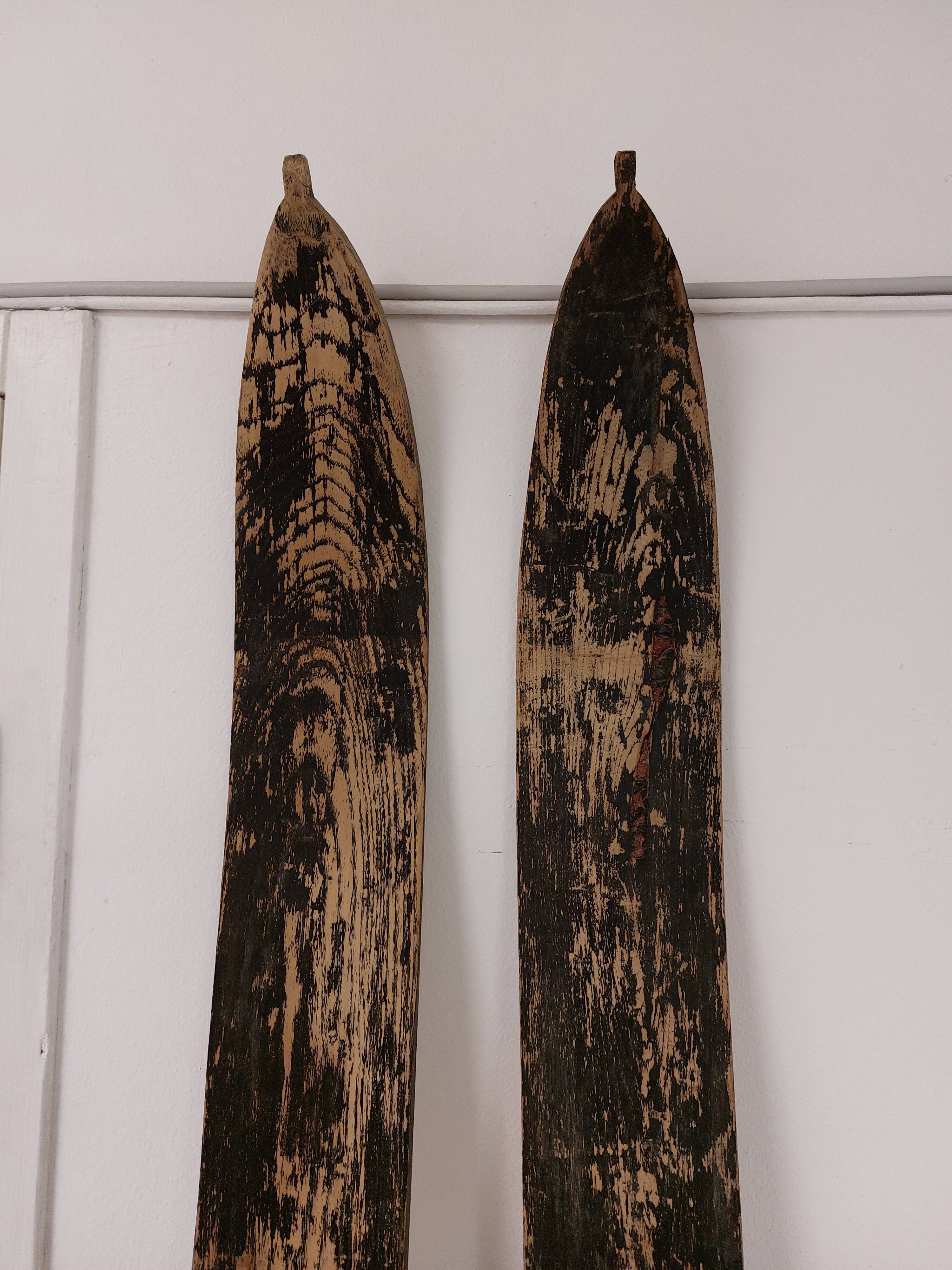 Paire de skis anciens noirs en bois 215 cm