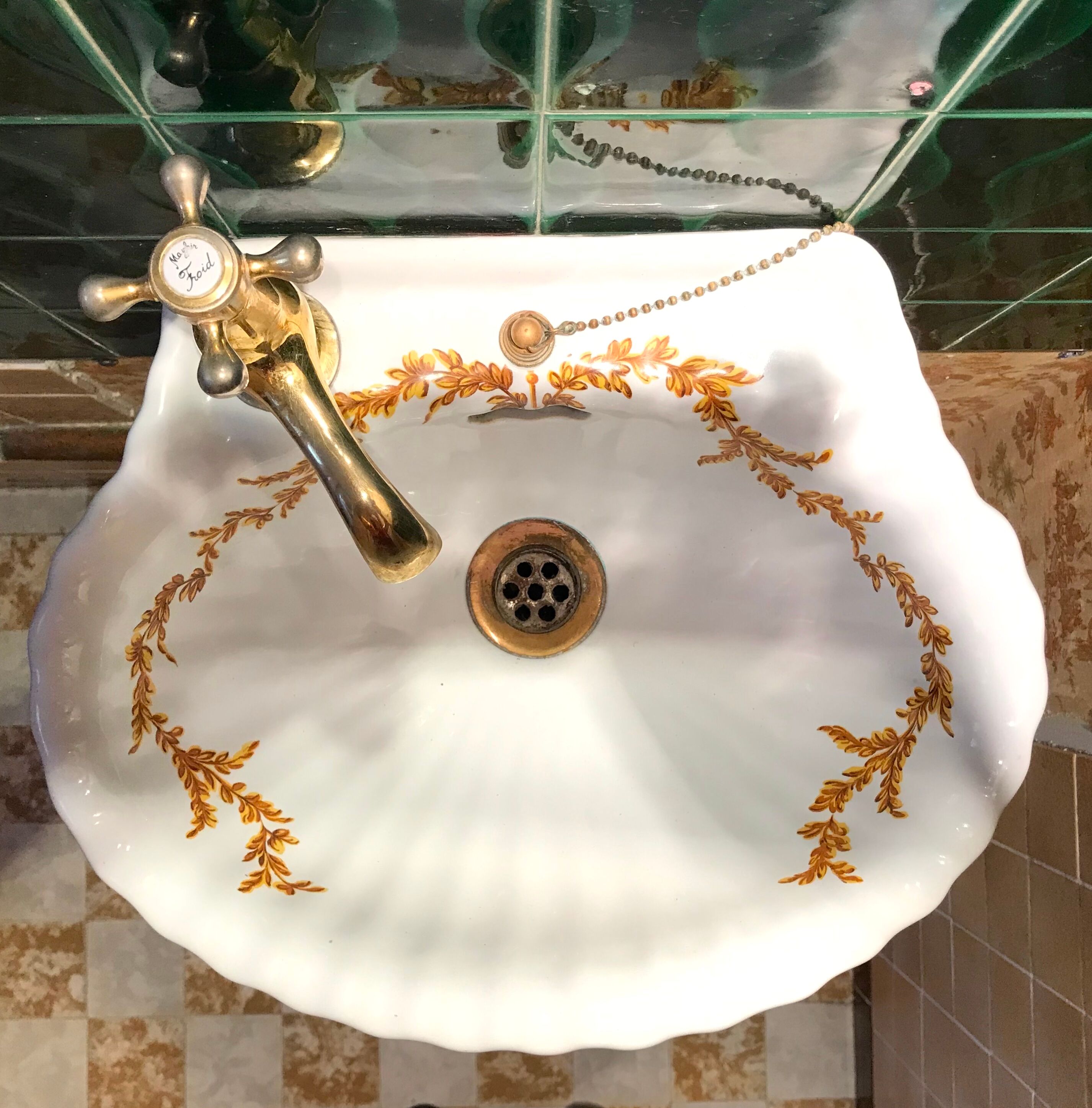 VINTAGE SHELL WASHBASIN SET PORCELAIN OF PARIS SHELVES BASIN AND TOWEL RACK