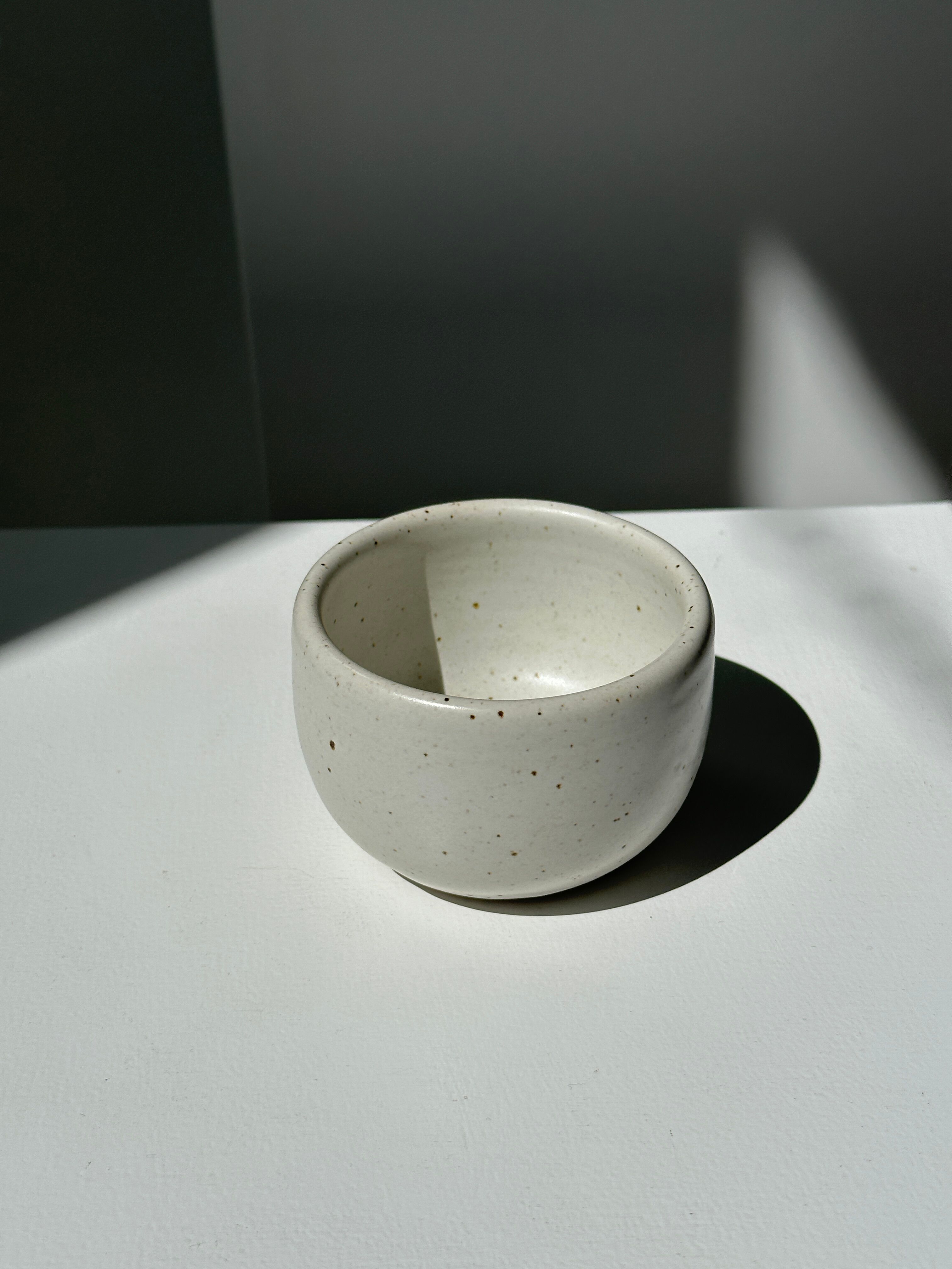 Trio of white ceramic cups D9cm