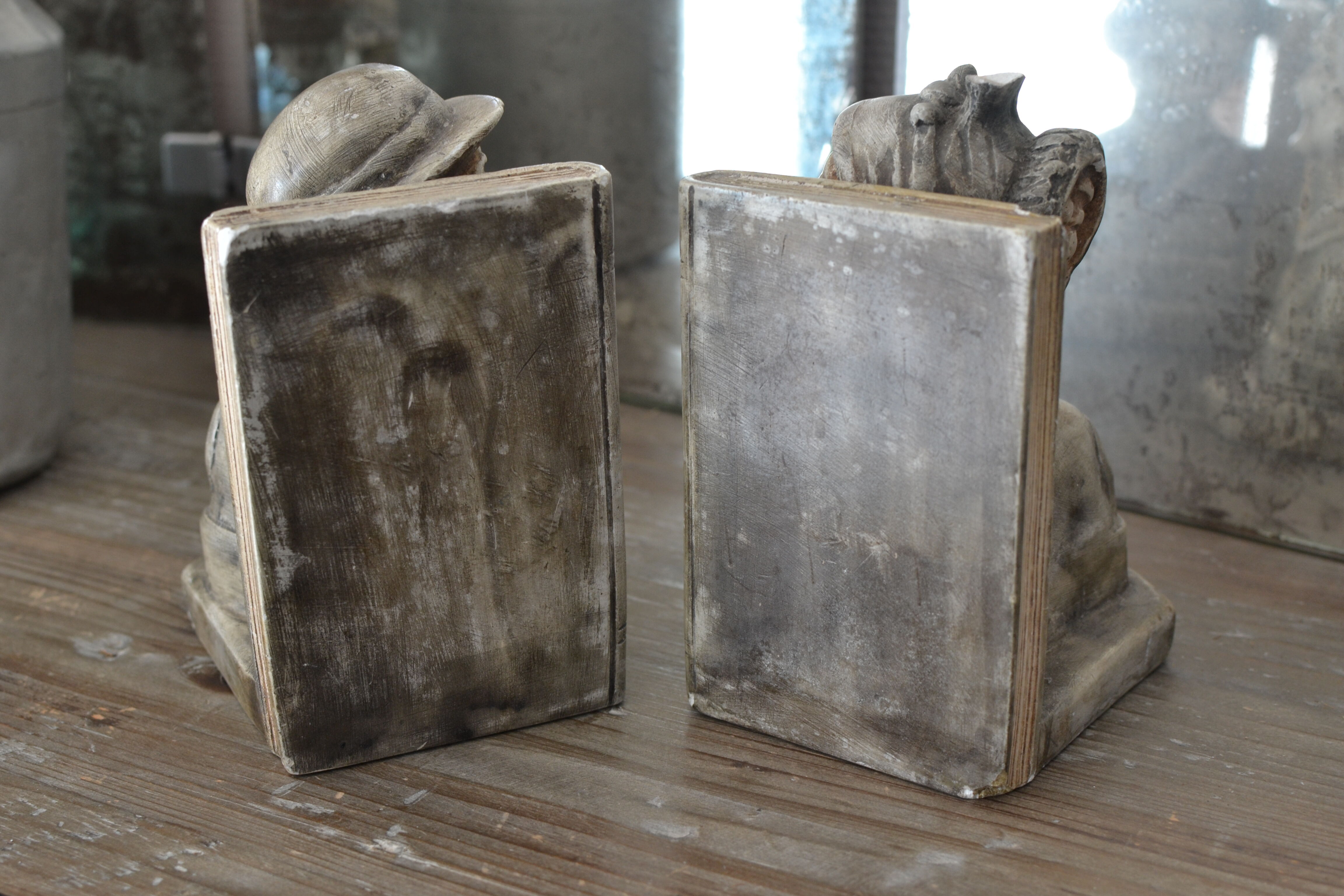 Book-clamps couple of realistic old men in plaster
