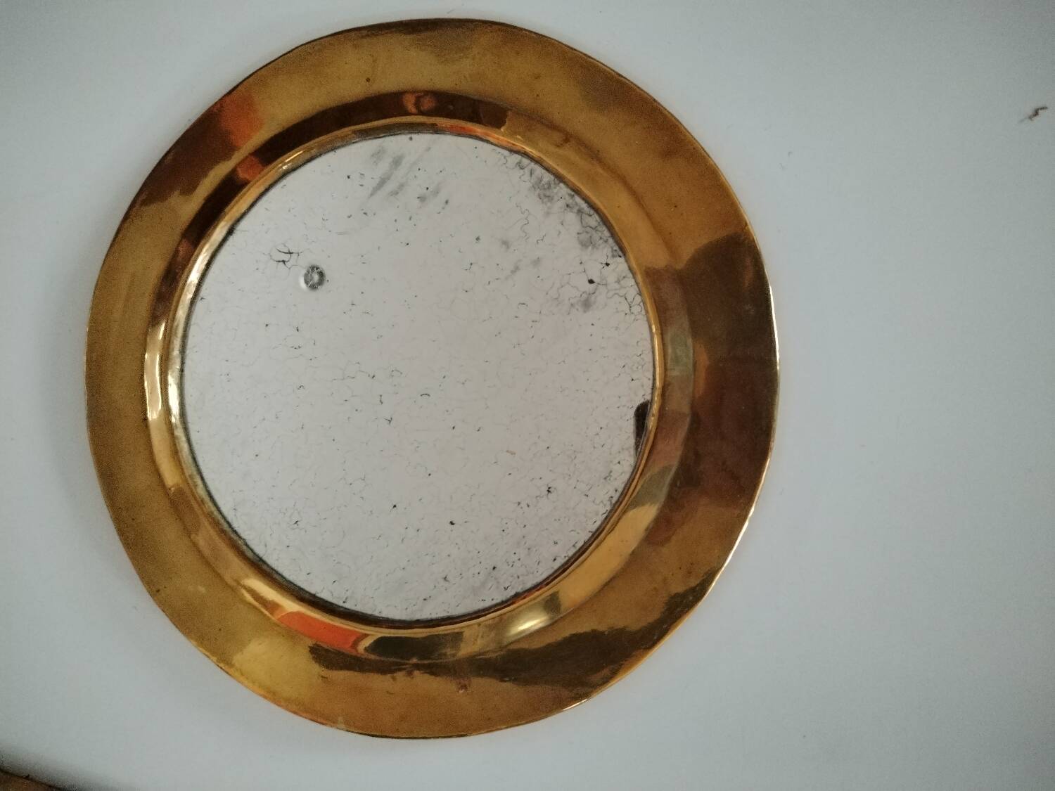Pretty round mirror in brass and quilted glass