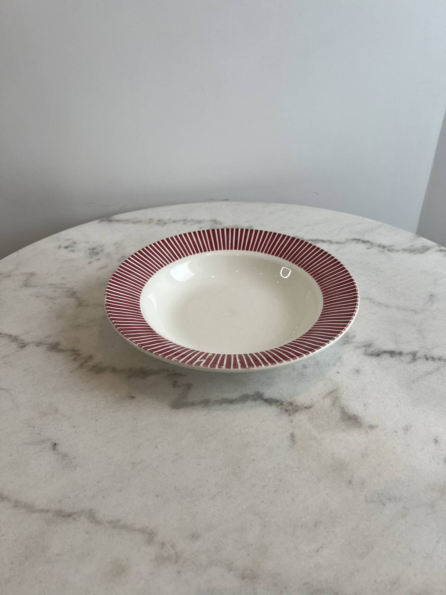 Assiette creuse Digoin Sarreguemines - modèle 9592 rayures rouge borde