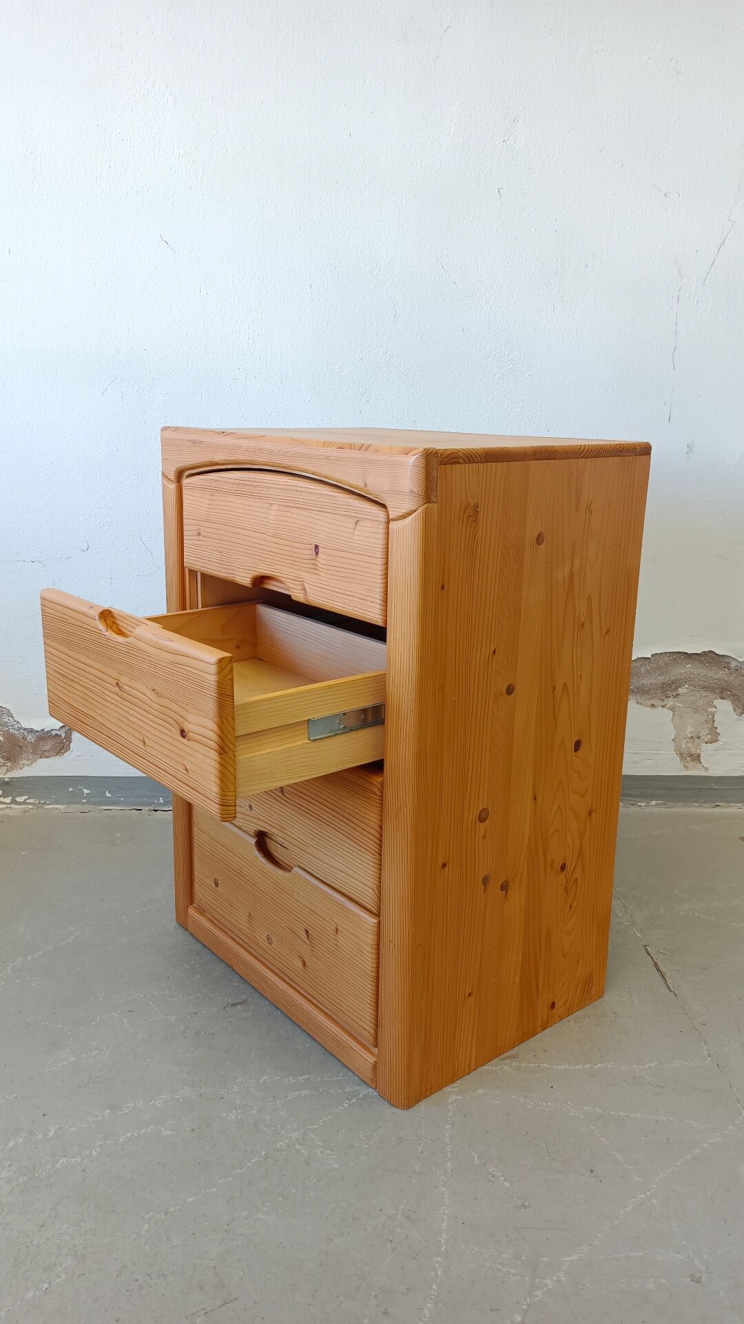 Pine chest of drawers