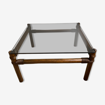 Table basse vintage en rotin à plateau carré en verre fumé. Travail des années 60