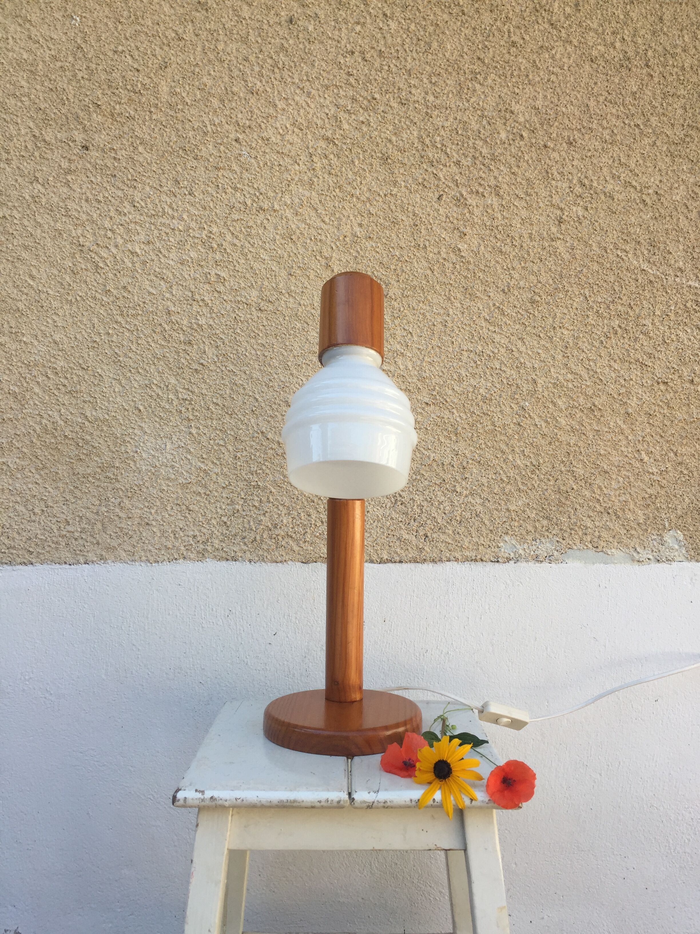 Articulated lamp in pine and opaline