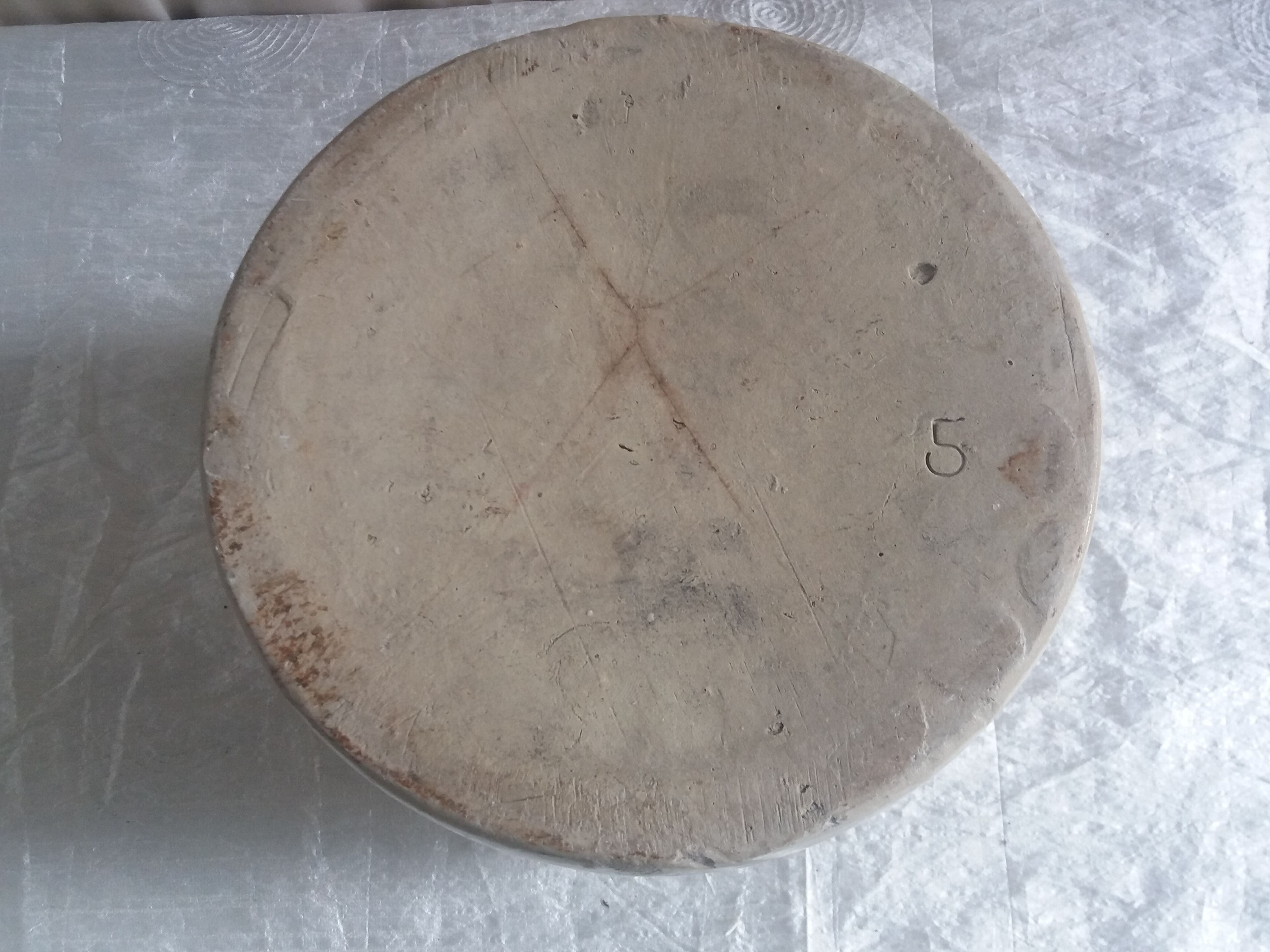 Light grey sandstone pot