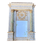 Miroir façade en bois sculpté, encadré de 2 colonnes et chapiteaux dorés