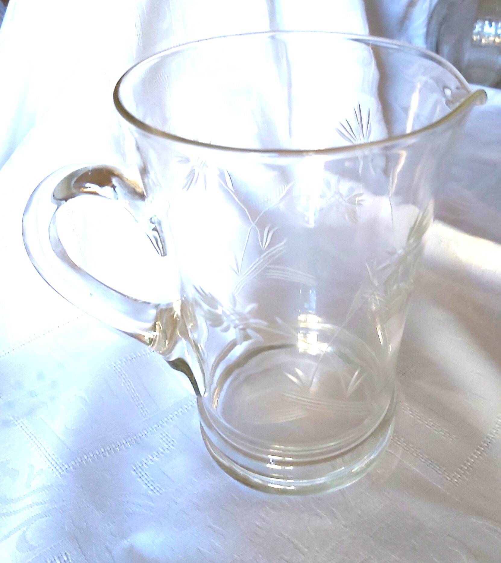 Pichet en verre soufflé décoré de petites fleurs