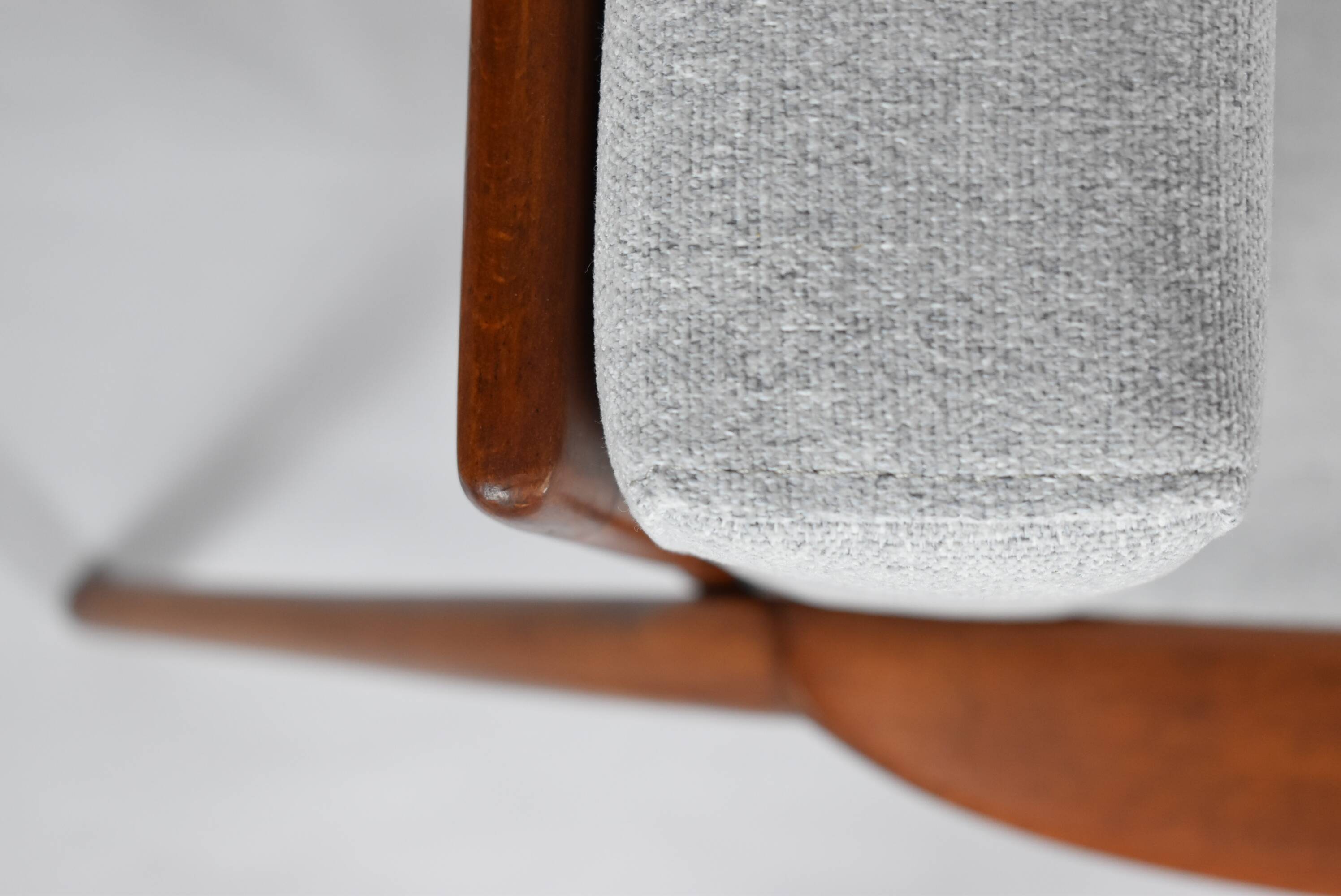 Fauteuil spectaculaire rénové, tissu gris clair, années 1960, usine de meubles Swarzedzka