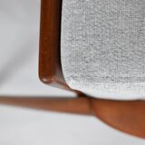 Fauteuil spectaculaire rénové, tissu gris clair, années 1960, usine de meubles Swarzedzka