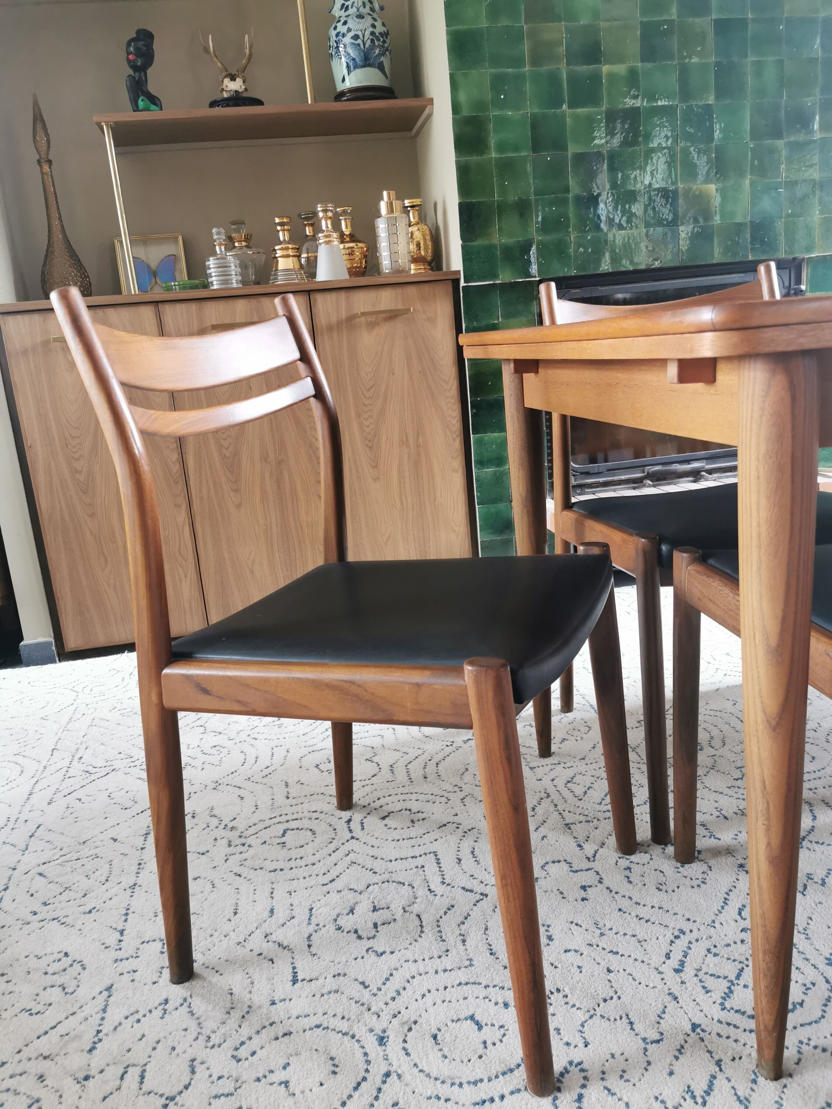 Table set and 6 Scandinavian Vintage Chairs in Teck