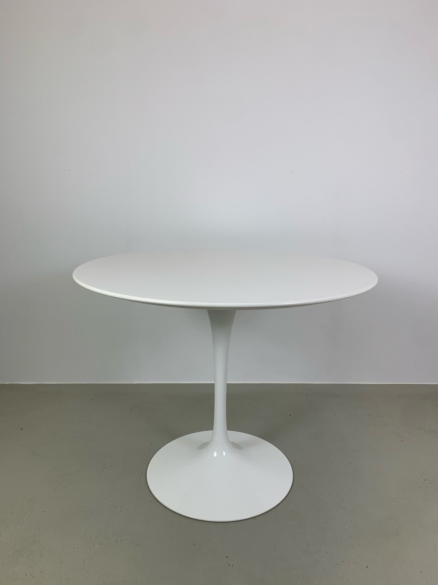 Eero Saarinen Tulip Dining Table white