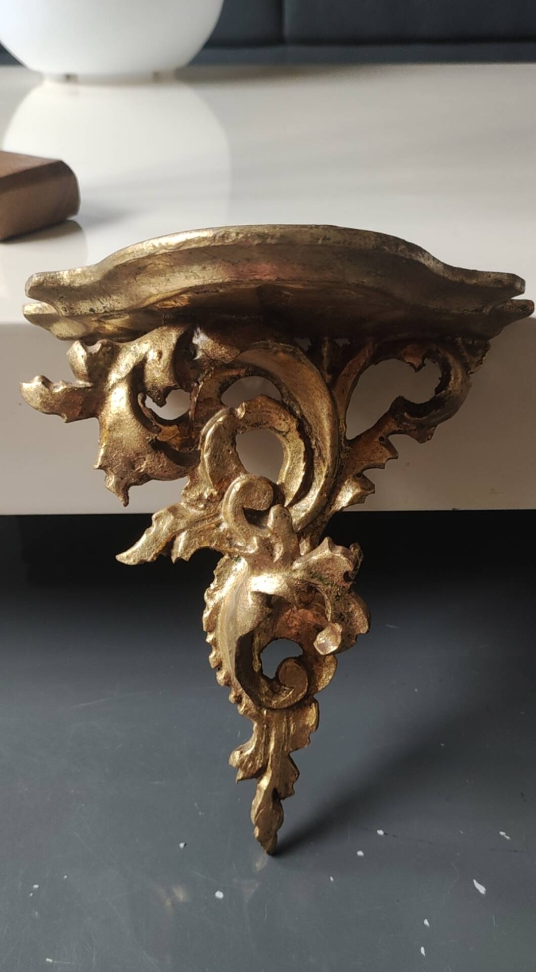 Small Italian/Baroque wall-mounted console. In gilded wood.