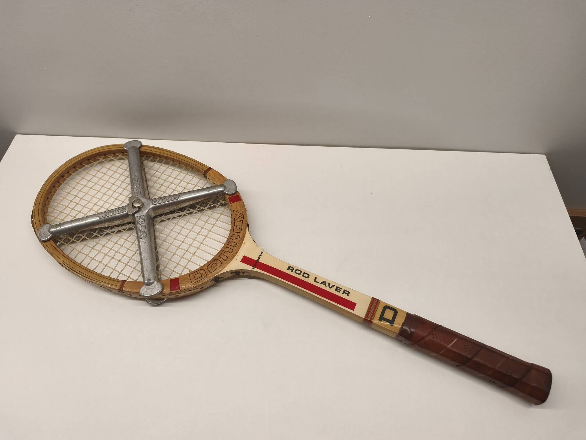 Vintage wooden tennis racket Donnay "Rod Laver" + metal press