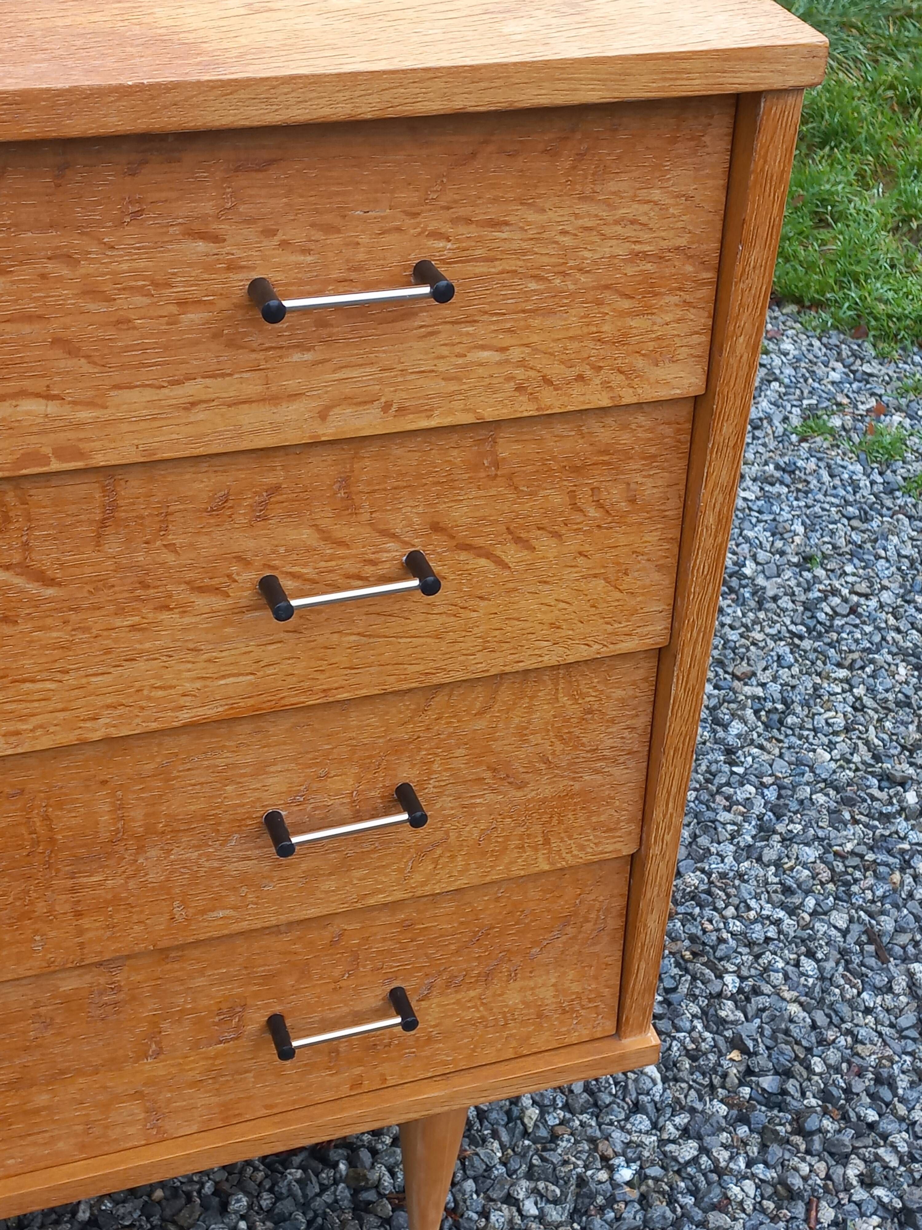 Vintage oak chest of drawers with 4 drawers from the 1960s.