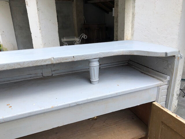 Grey lacquered wooden bar cabinet, golden brass bar