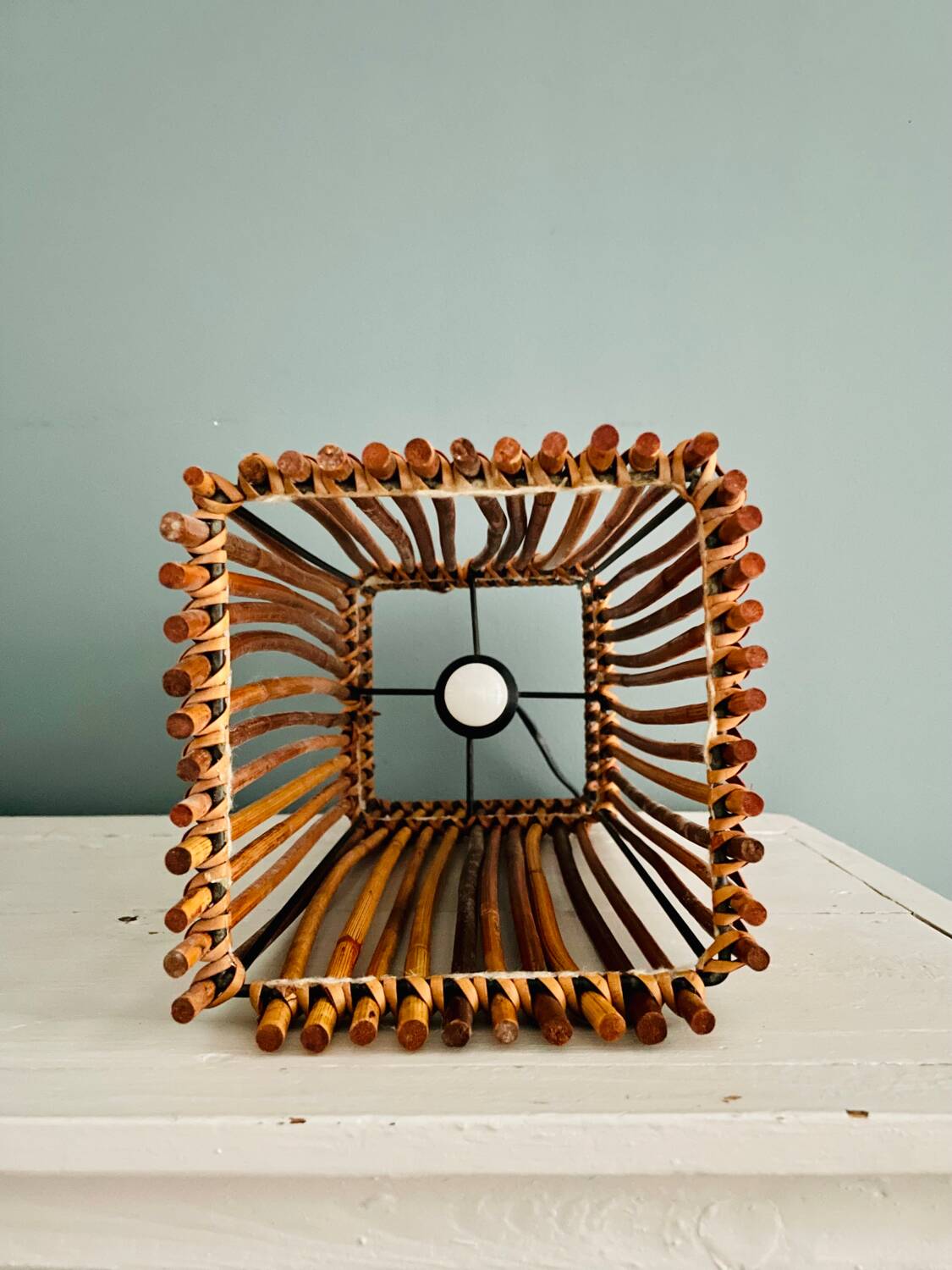 Lampe cube en bois et osier vintage