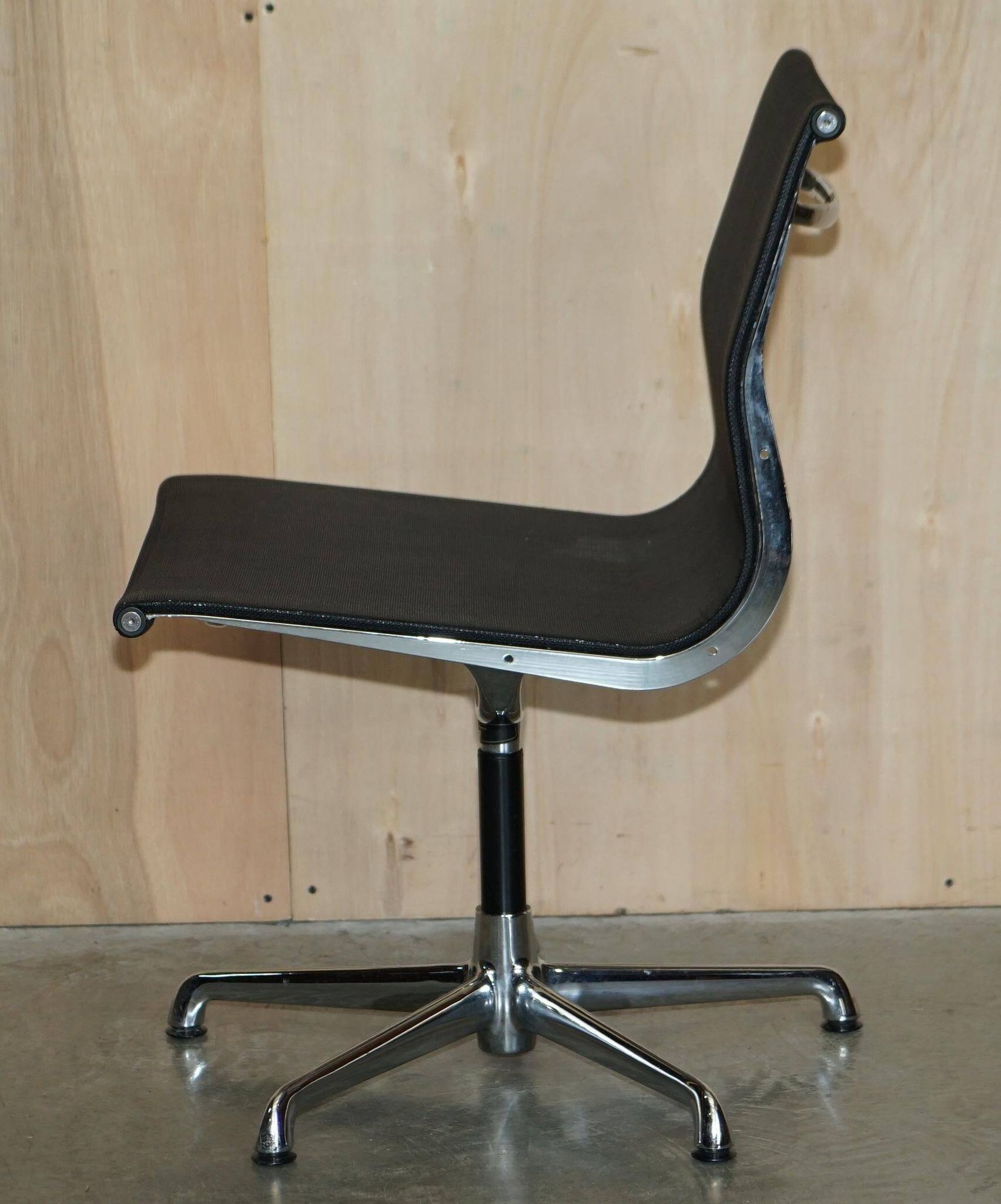 Fauteuil de bureau pivotant vintage Vitra ICF Eames EA105 Hopsak