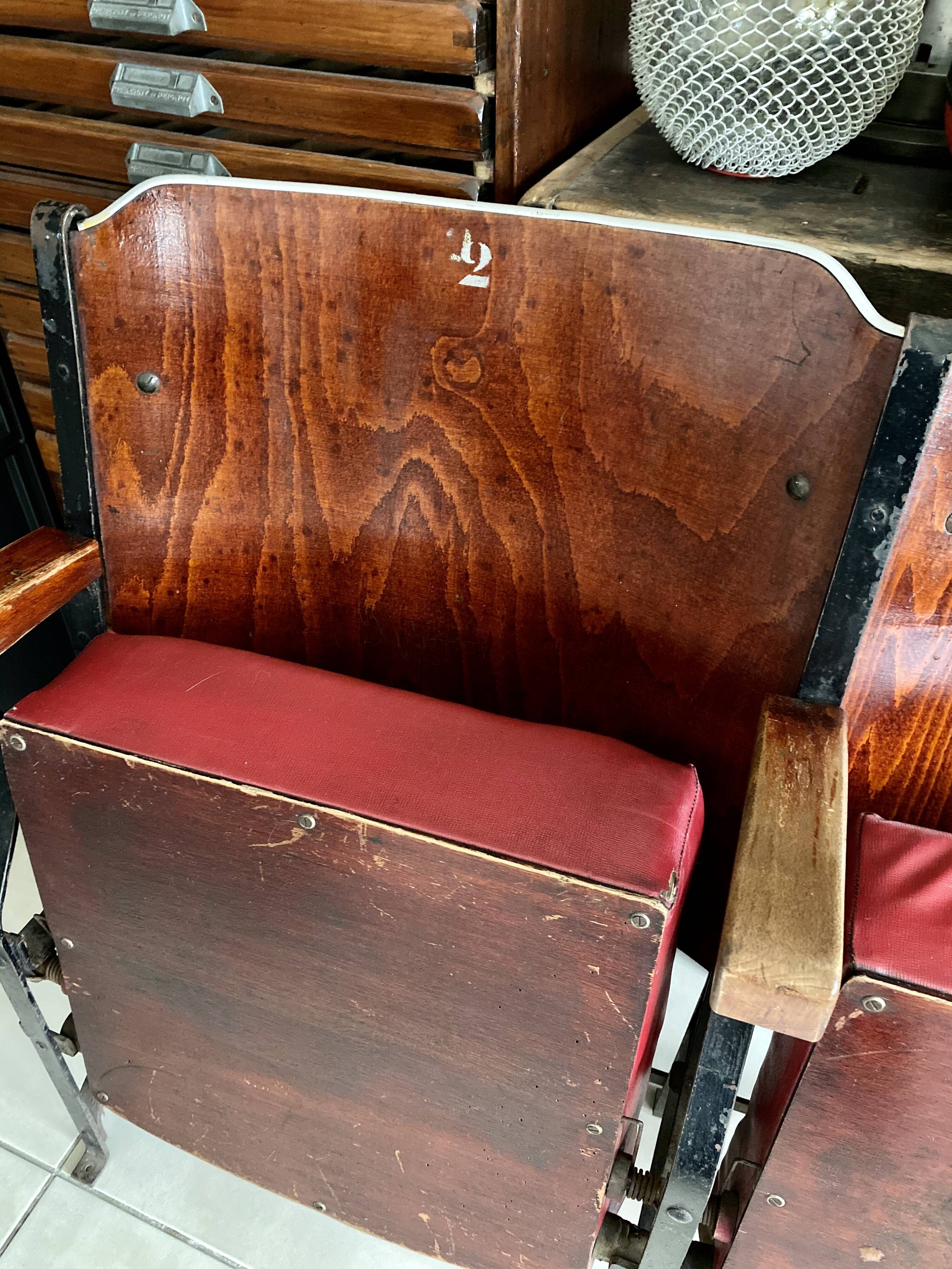 Paire de fauteuils de cinéma vintage