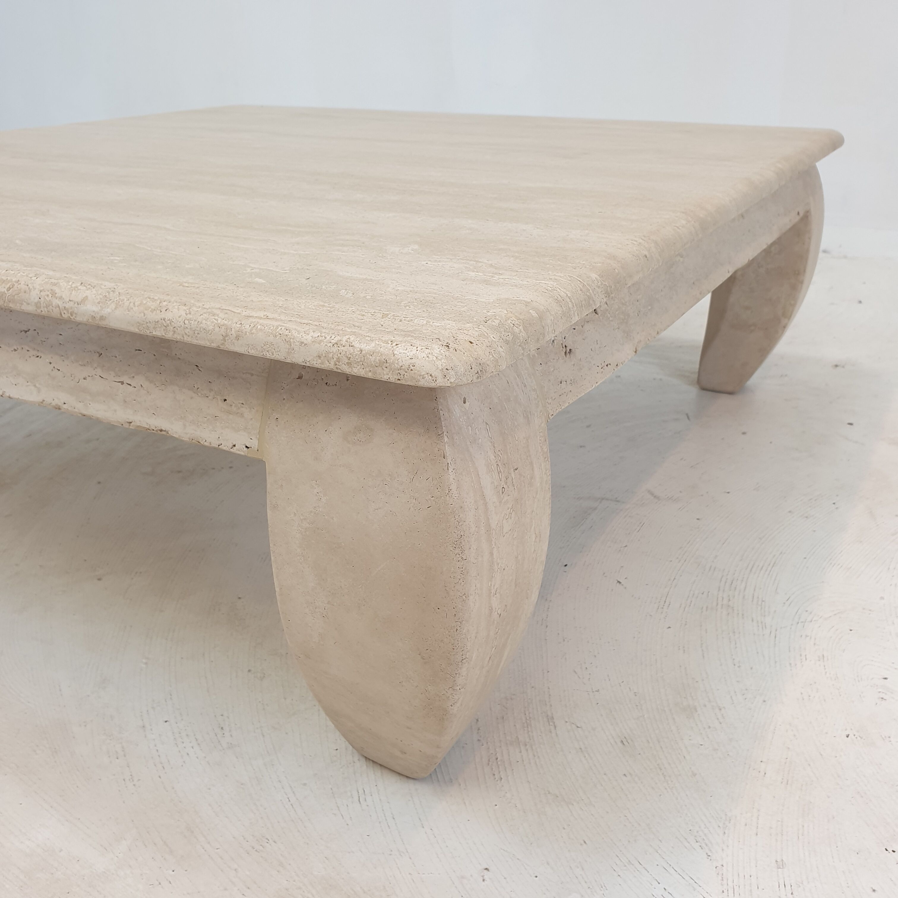 Table basse en travertin italien "Opium", années 1980.