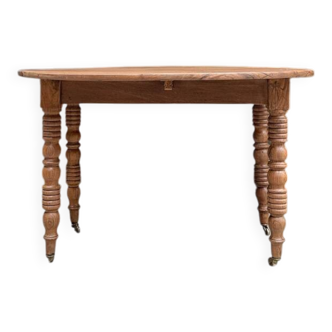 Table ronde extensible aux pieds tournés (rénovée)