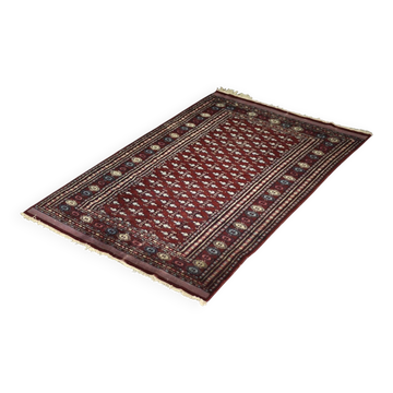 Tapis oriental Boukhara rouge tissé à la main, années 1960