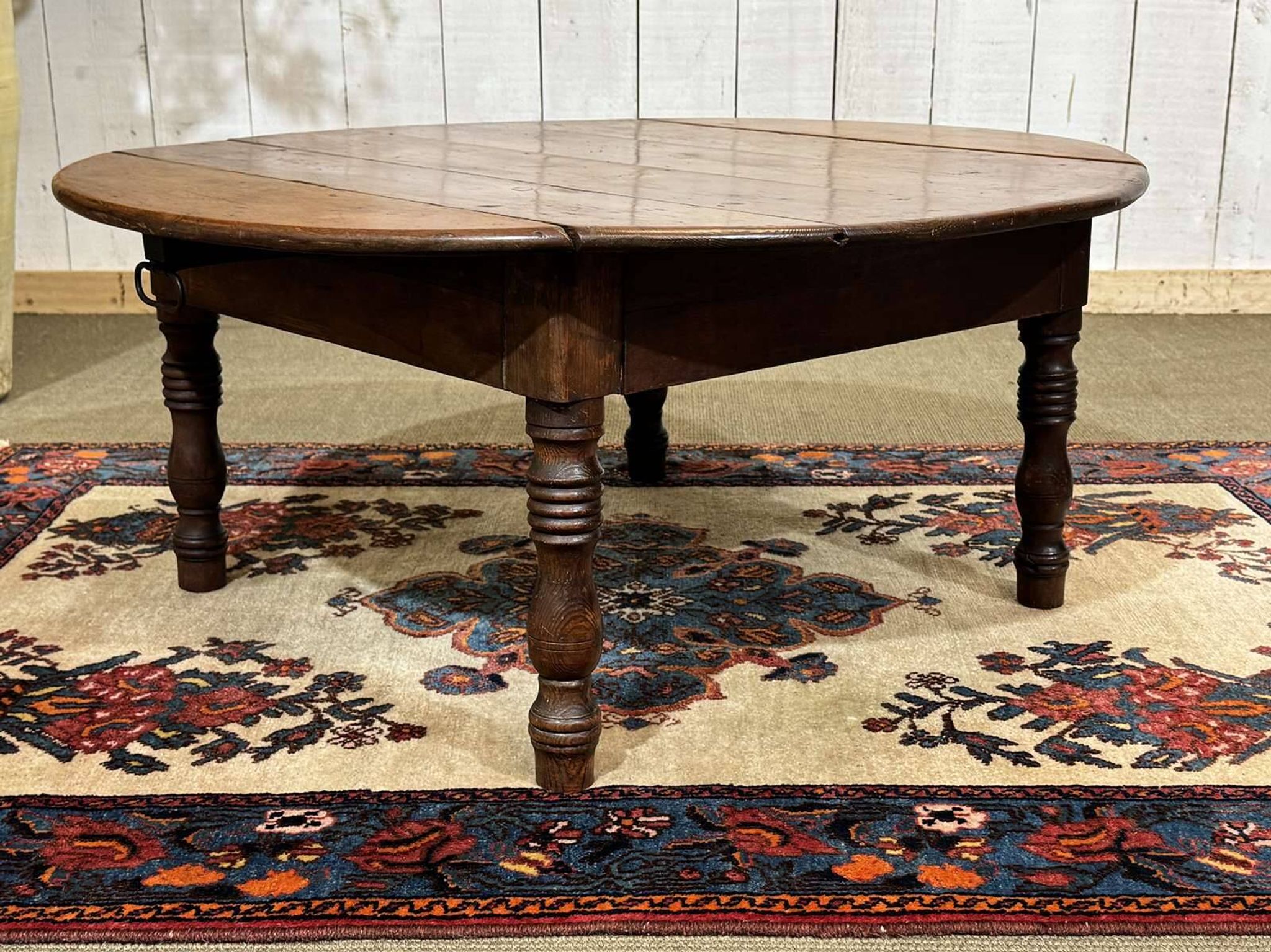 Oval coffee table in fir from the early 20th century.