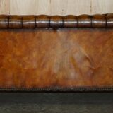 Victorian Chesterfield canapé in hand-dyed serpentine leather.