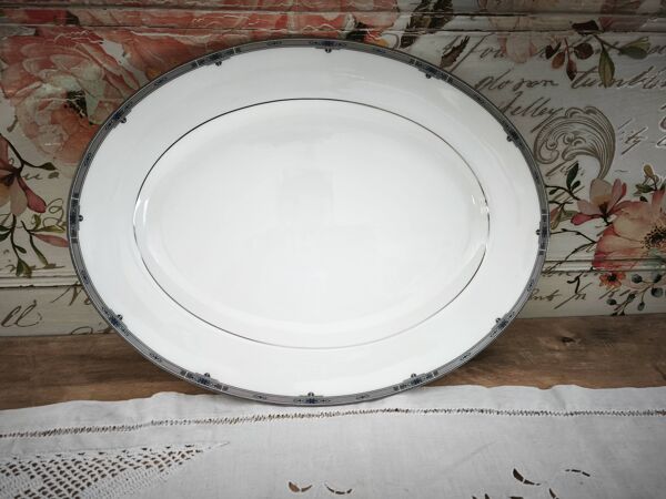 Grand plat ovale en porcelaine anglaise Wedgwood modèle Amherst