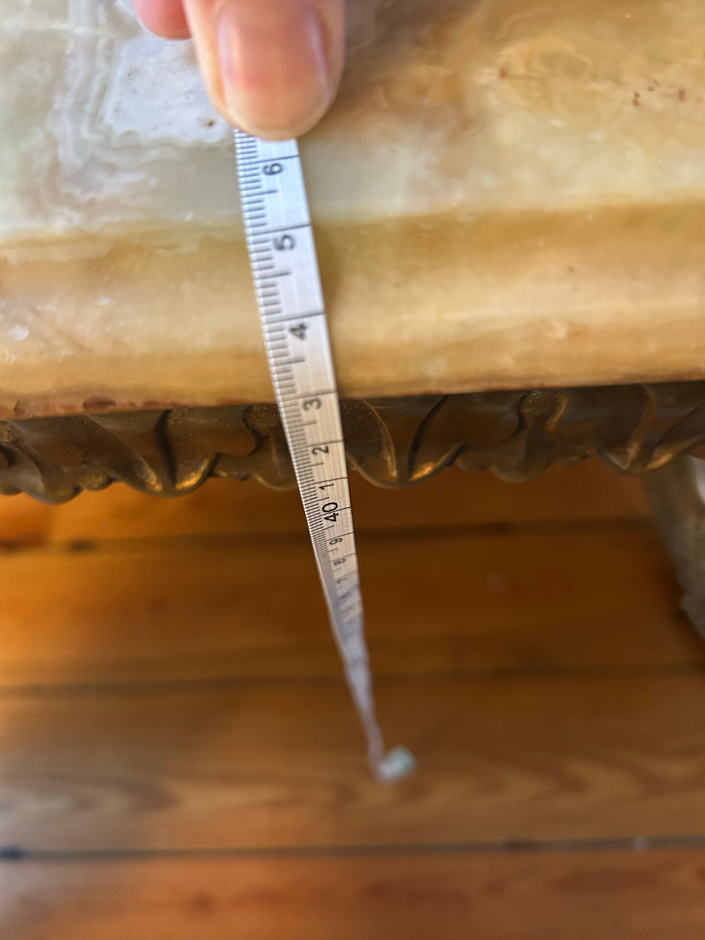 Table basse en onyx et laiton