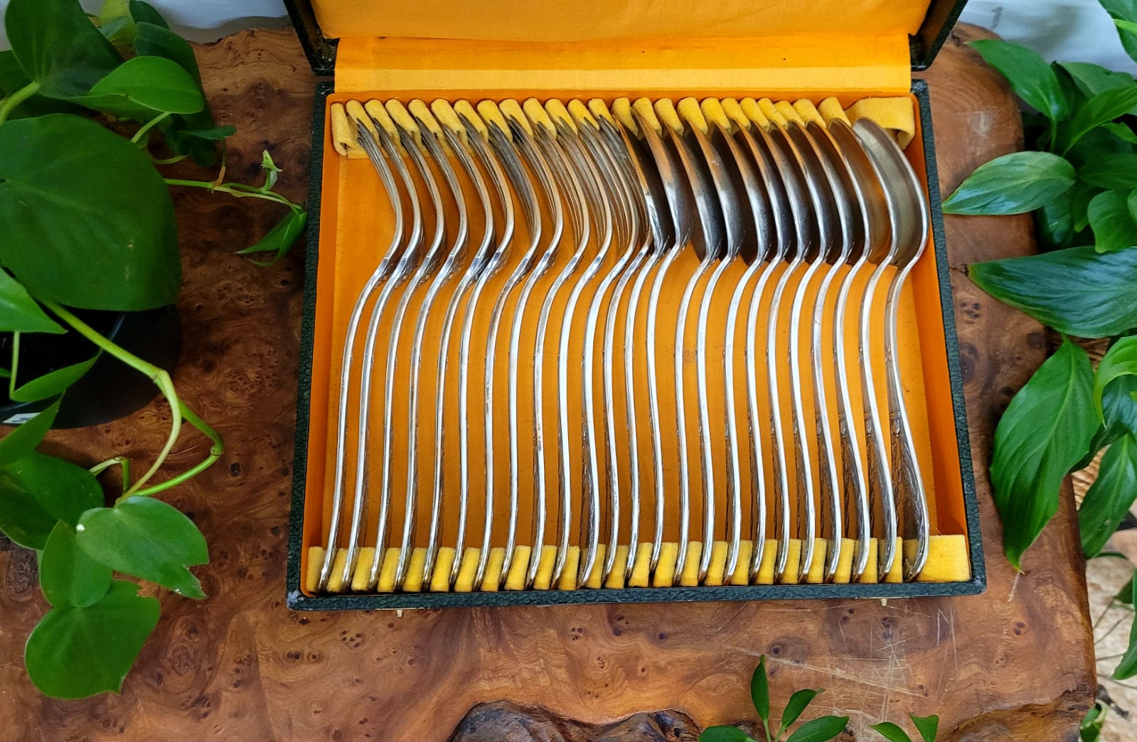Ménagère 12 cuillères et 12 fourchettes en métal argenté