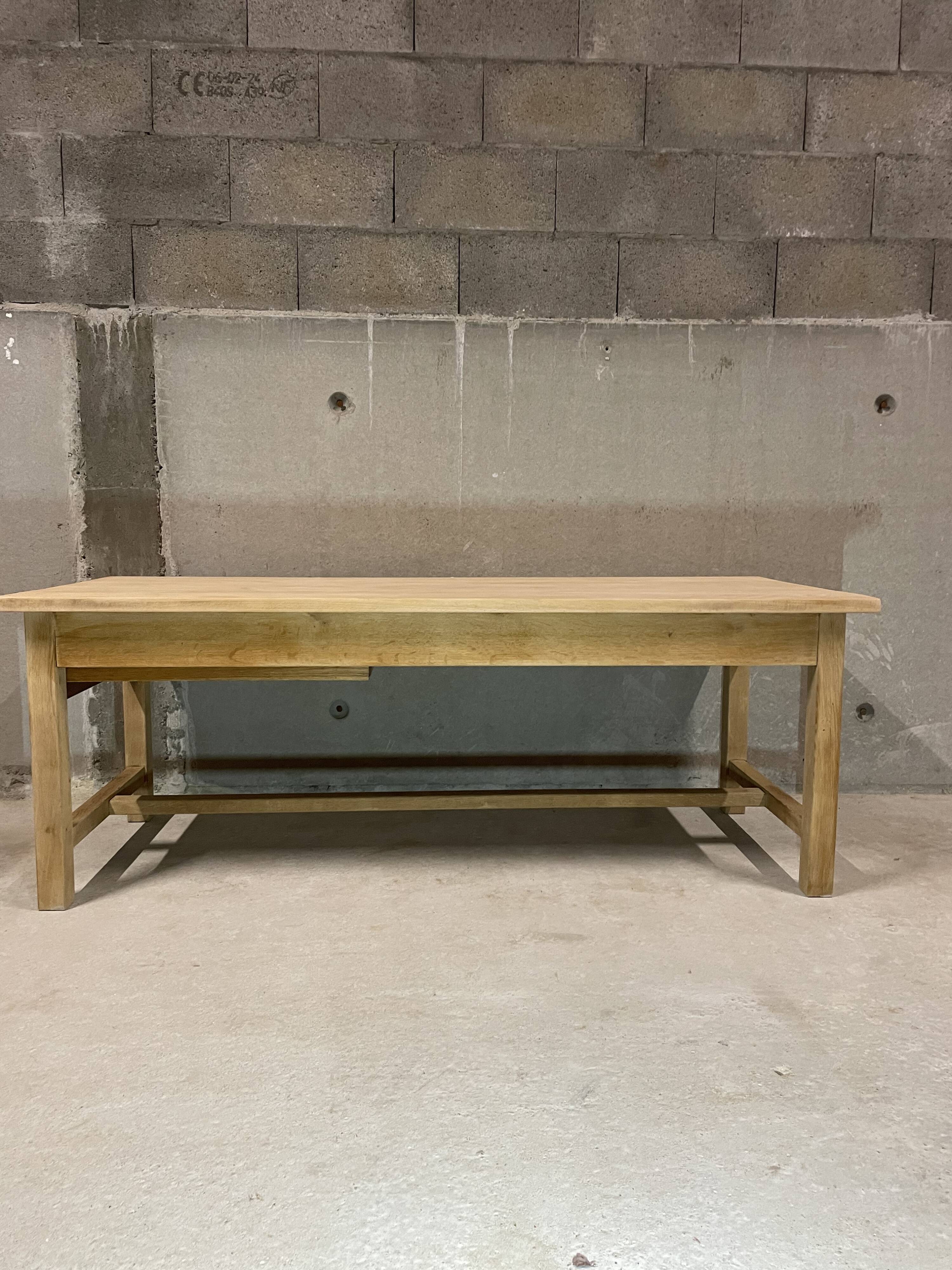 Large farmhouse table in solid wood – sturdy and welcoming