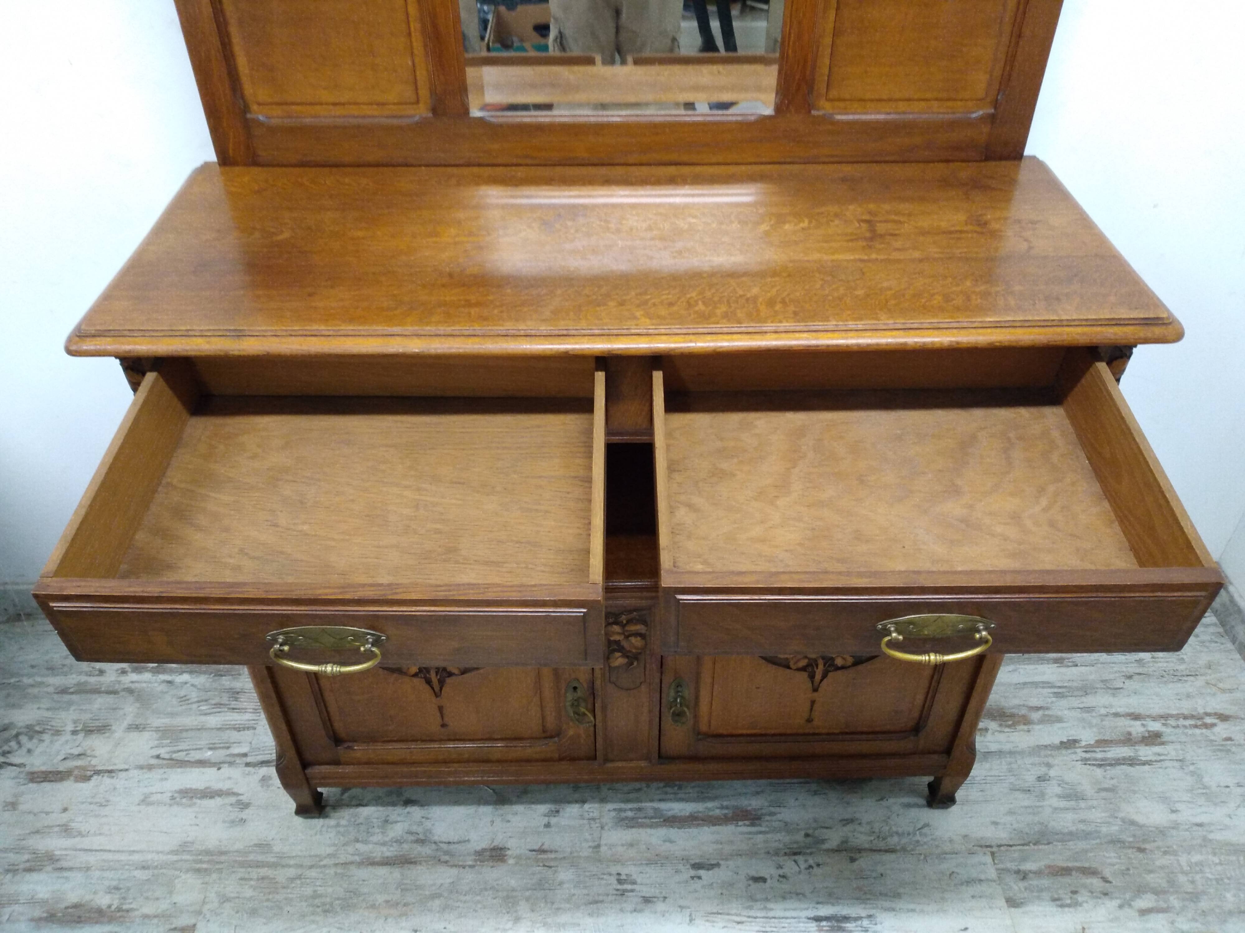 Atypical art deco buffet