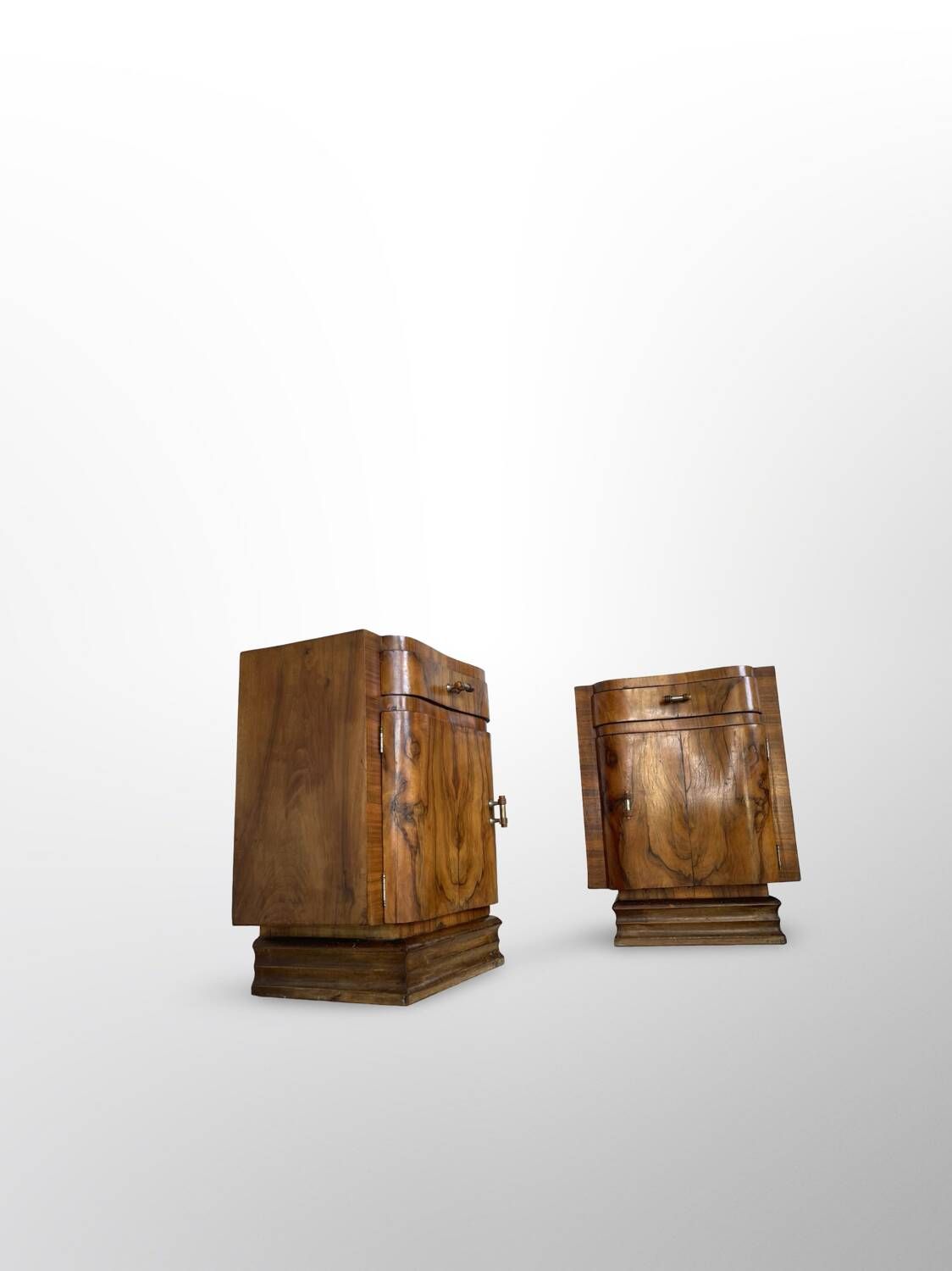 Tables de chevet Art déco italiennes en ronce de noyer, années 1930.