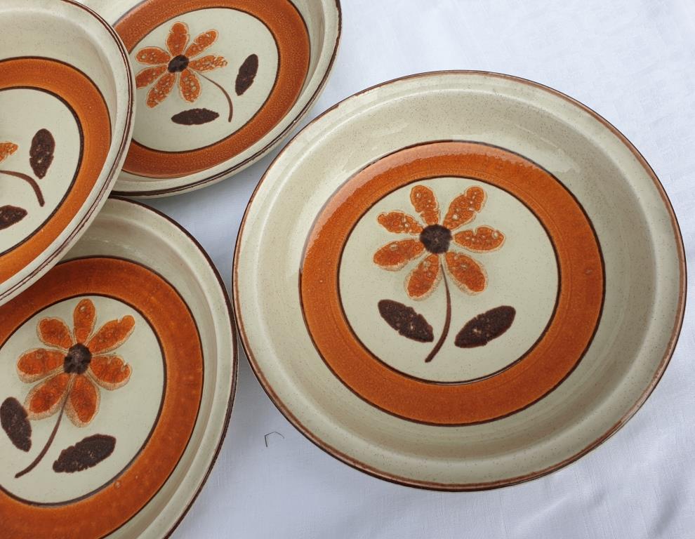 Set 11 plates 1970 Revernay Sarreguemines orange and brown on sandstone background