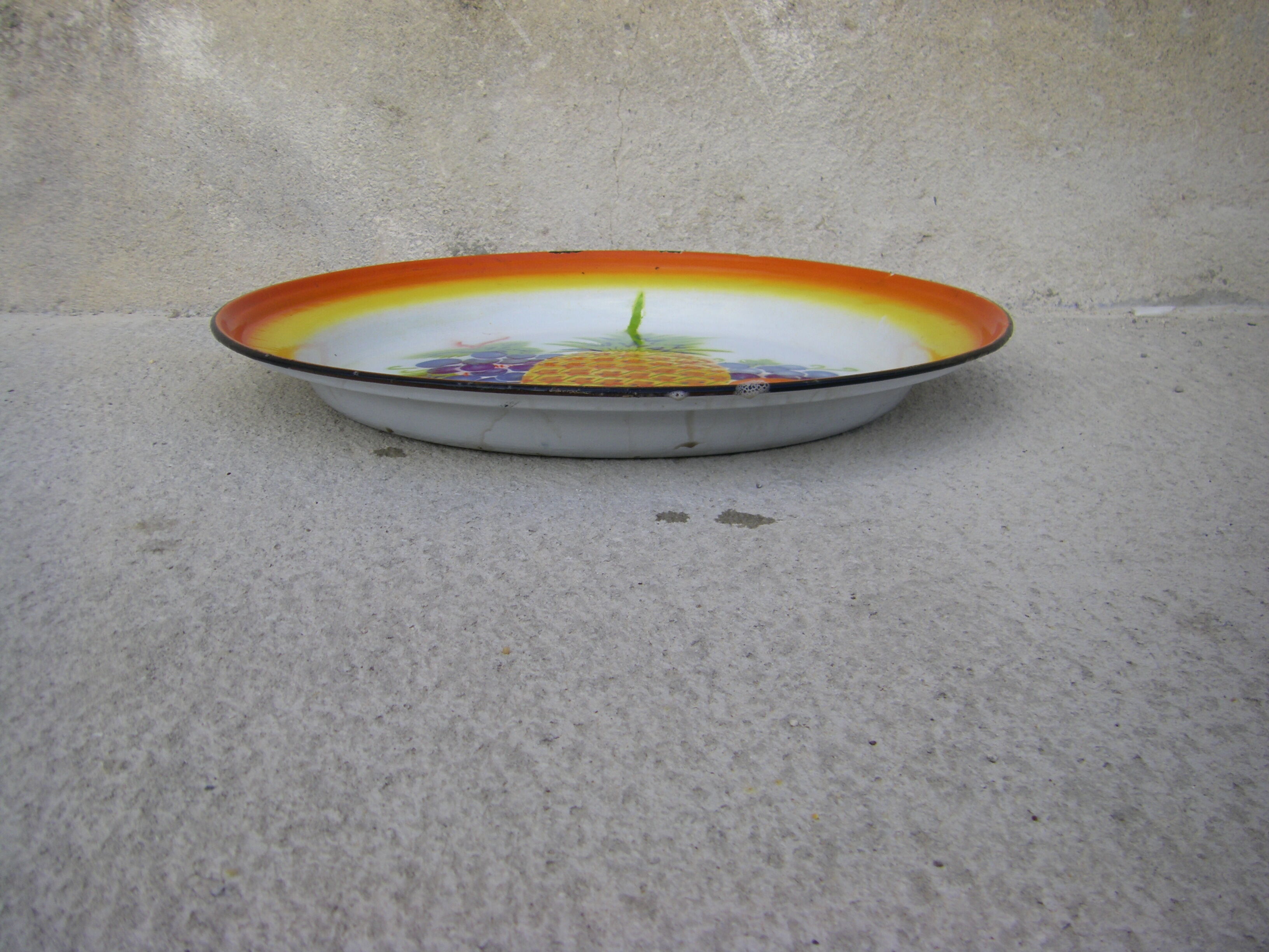 Enamelled dish 50 cm in diameter